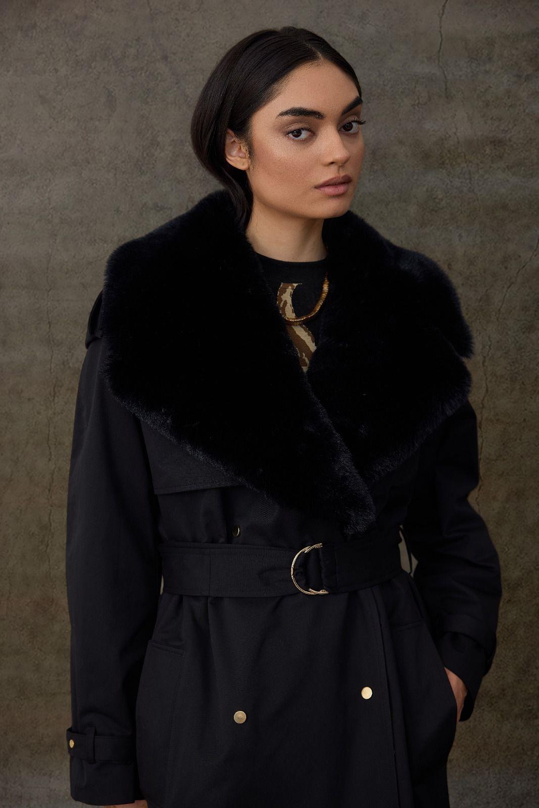 Siyah Kürklü Kadın Trençkot