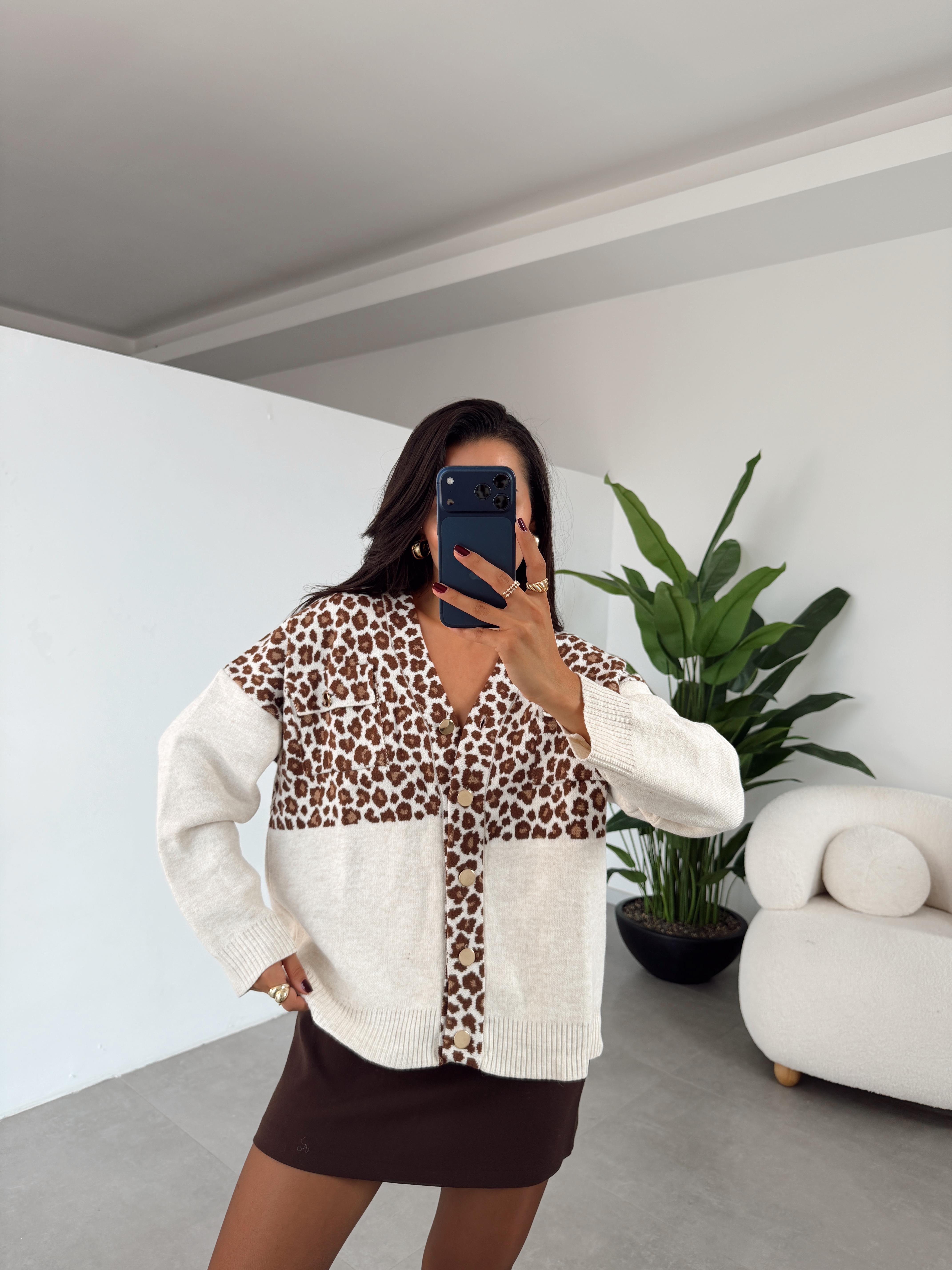 Bej Kahve Gold Düğmeli Leopar Desen Hırka