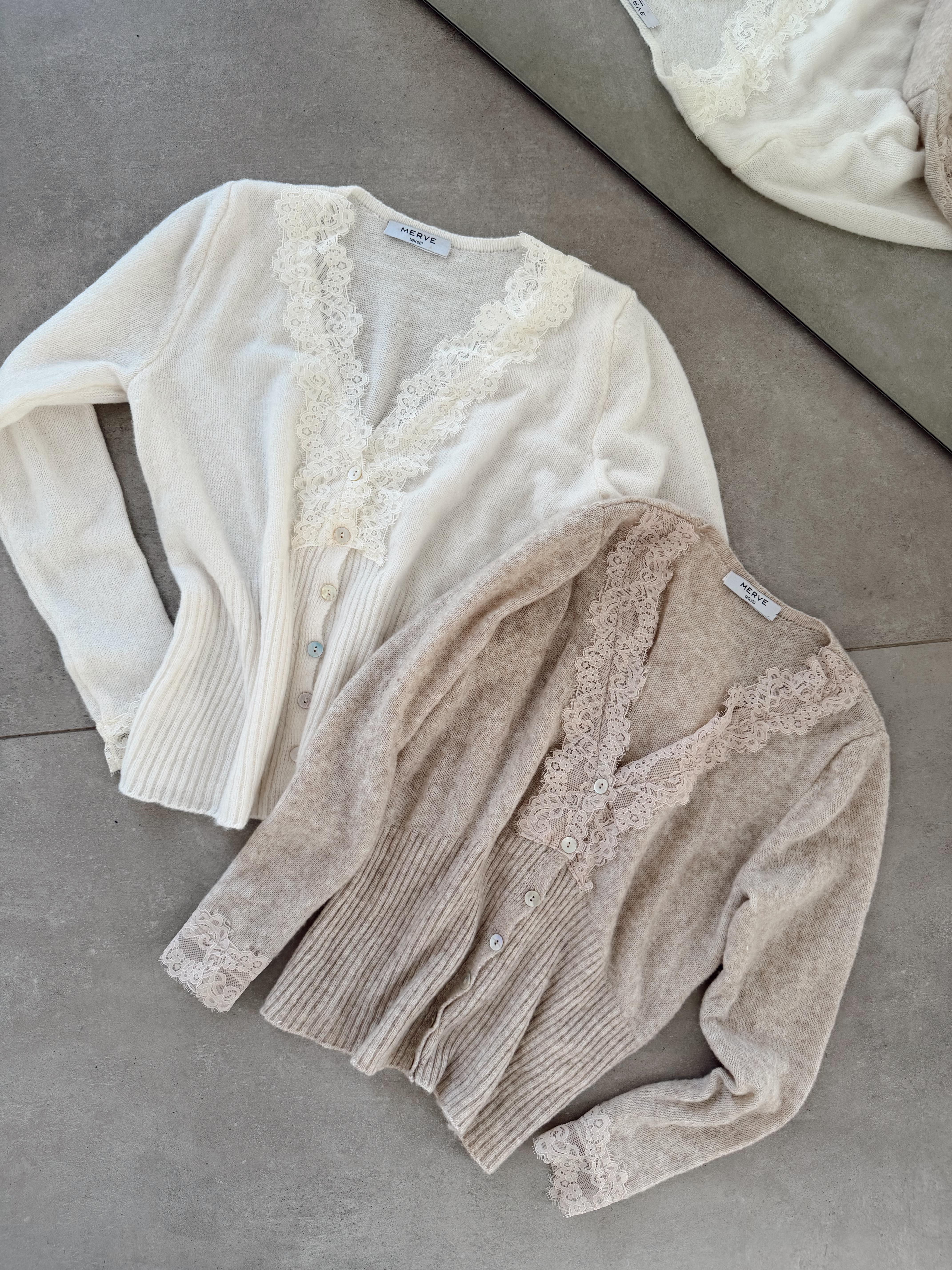 Bej Yakası Ve Kolu Dantelli Hırka