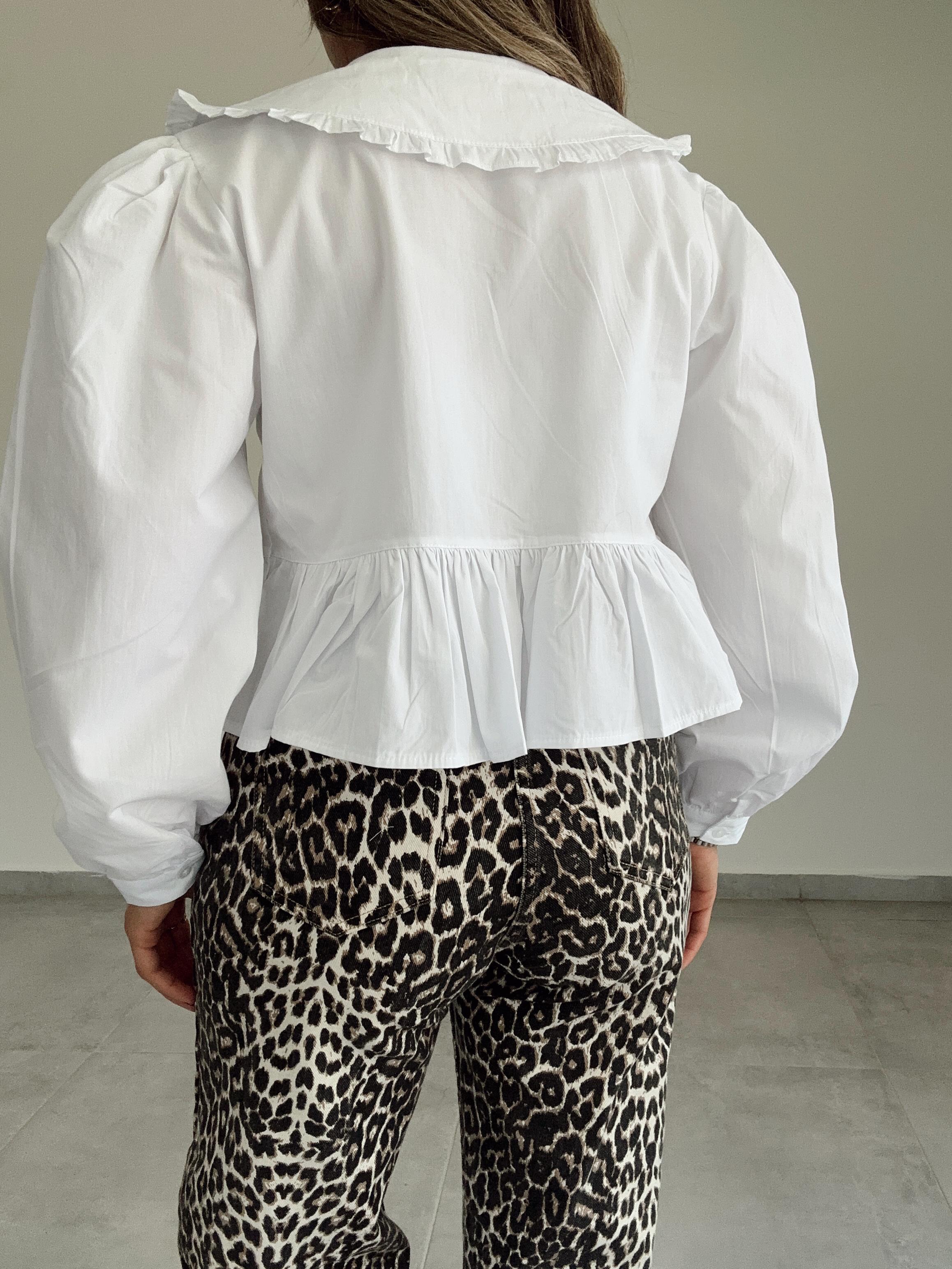 Beyaz Bebe Yaka Bağlamalı Gömlek