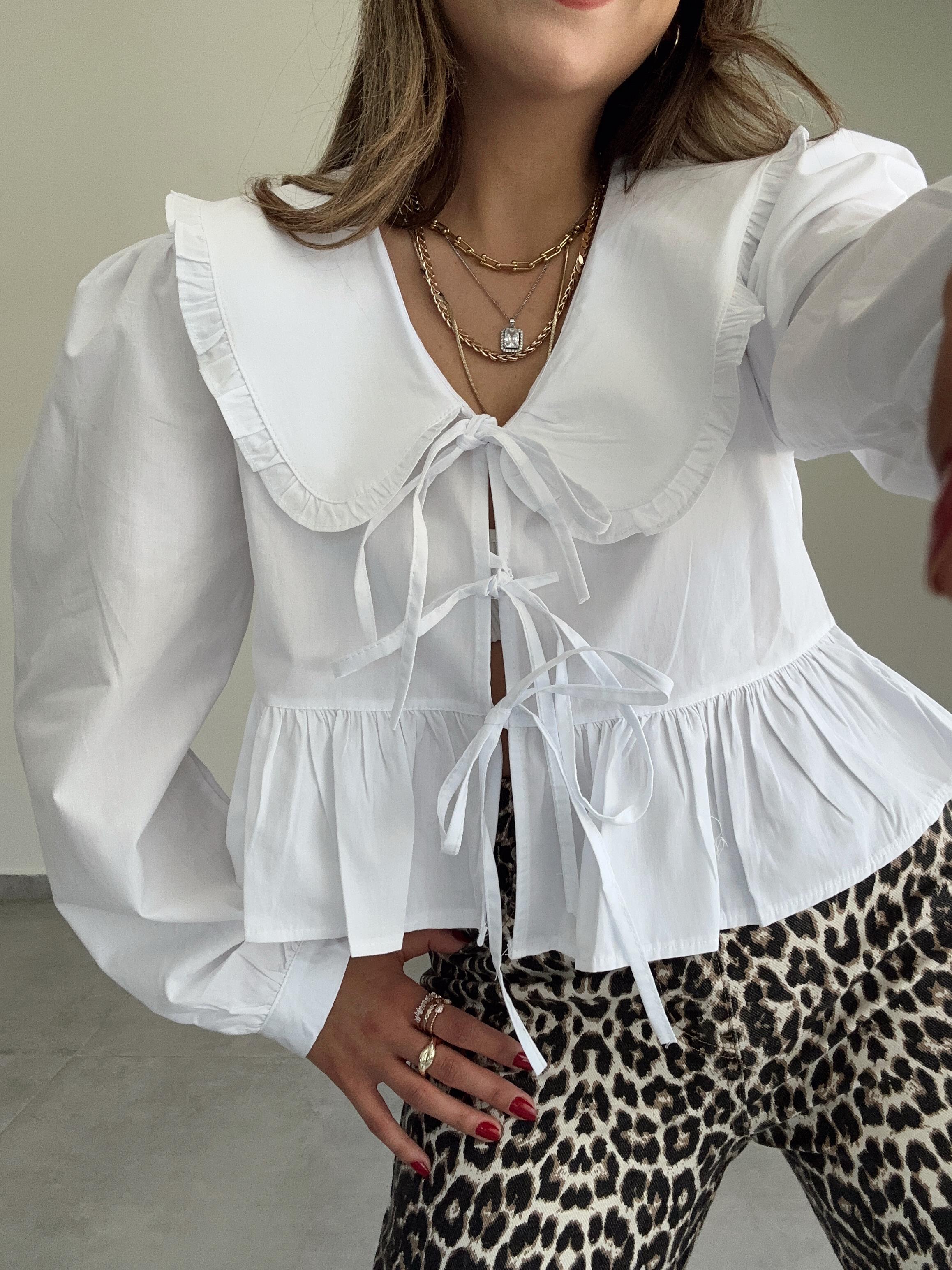 Beyaz Bebe Yaka Bağlamalı Gömlek