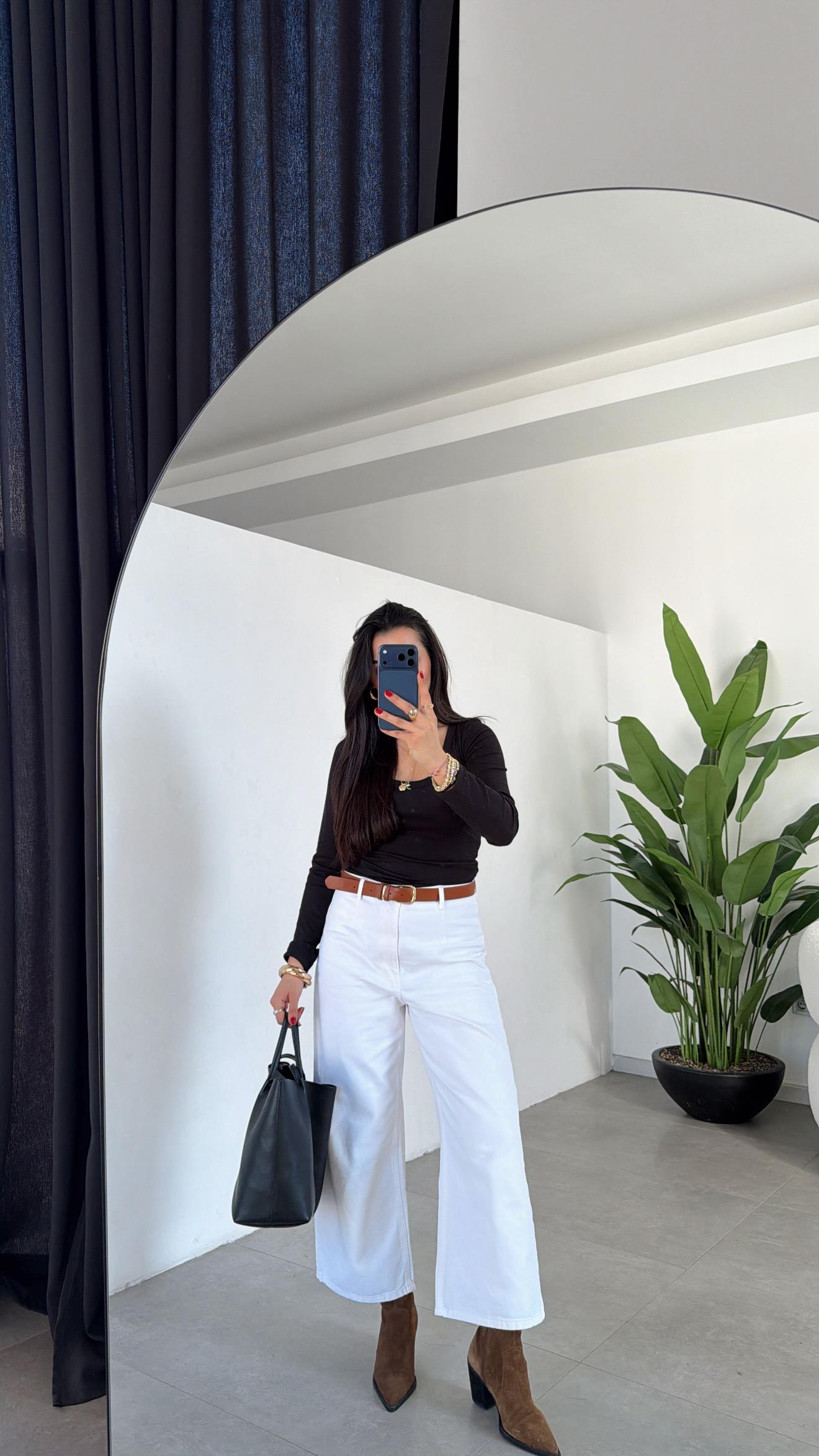 Beyaz Kemer Detaylı Kısa Paça Jean