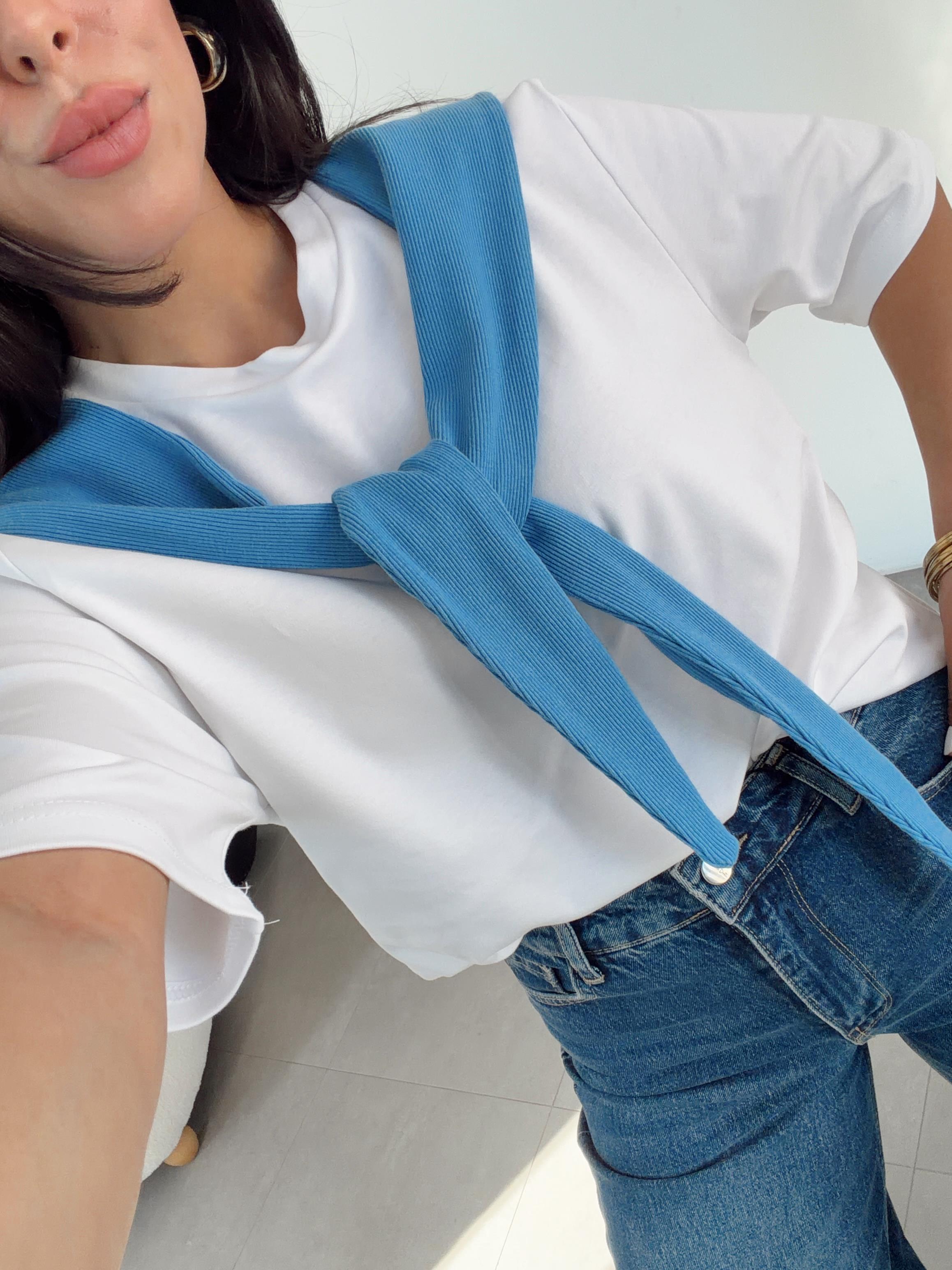 Beyaz Mavi Atkı Detaylı Tshirt