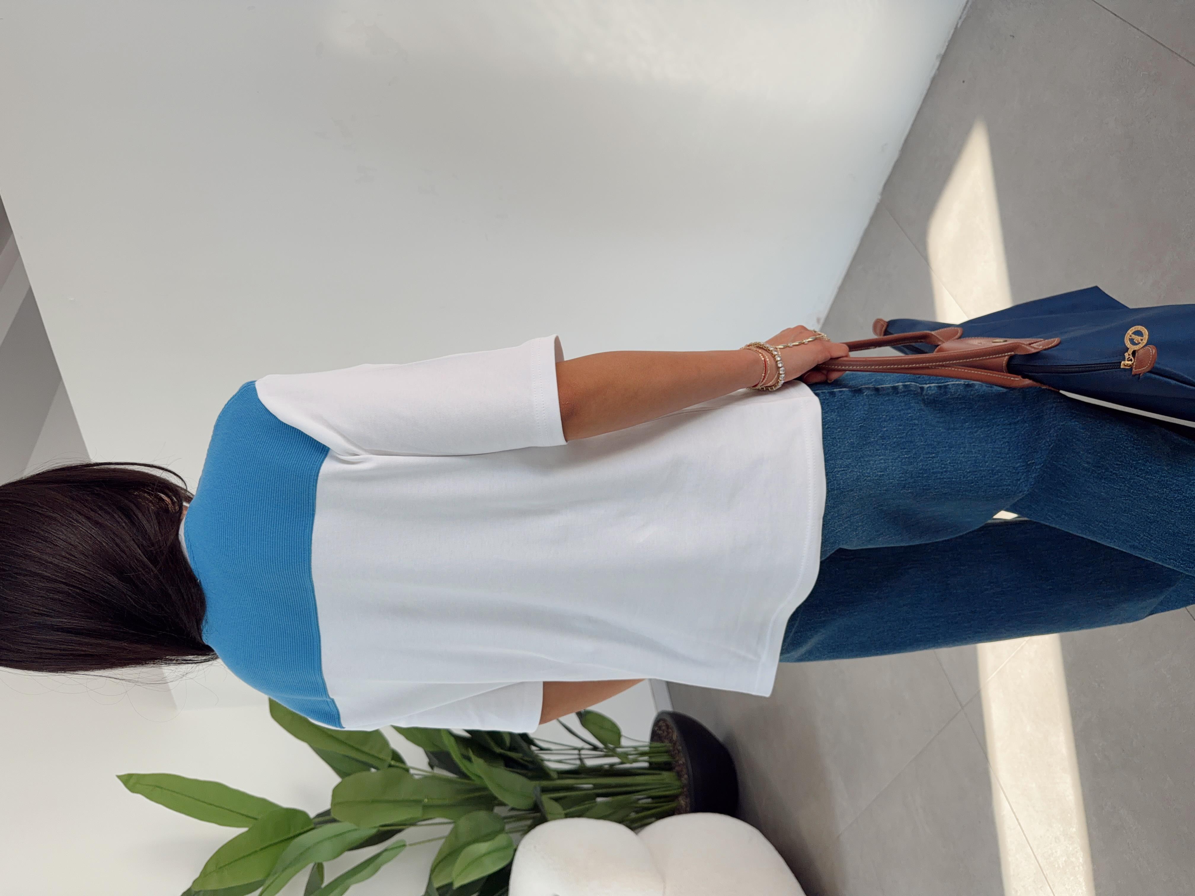 Beyaz Mavi Atkı Detaylı Tshirt