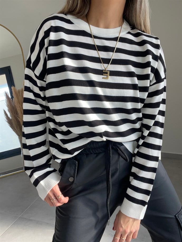 Beyaz-Siyah Çizgili Salaş Triko Kazak