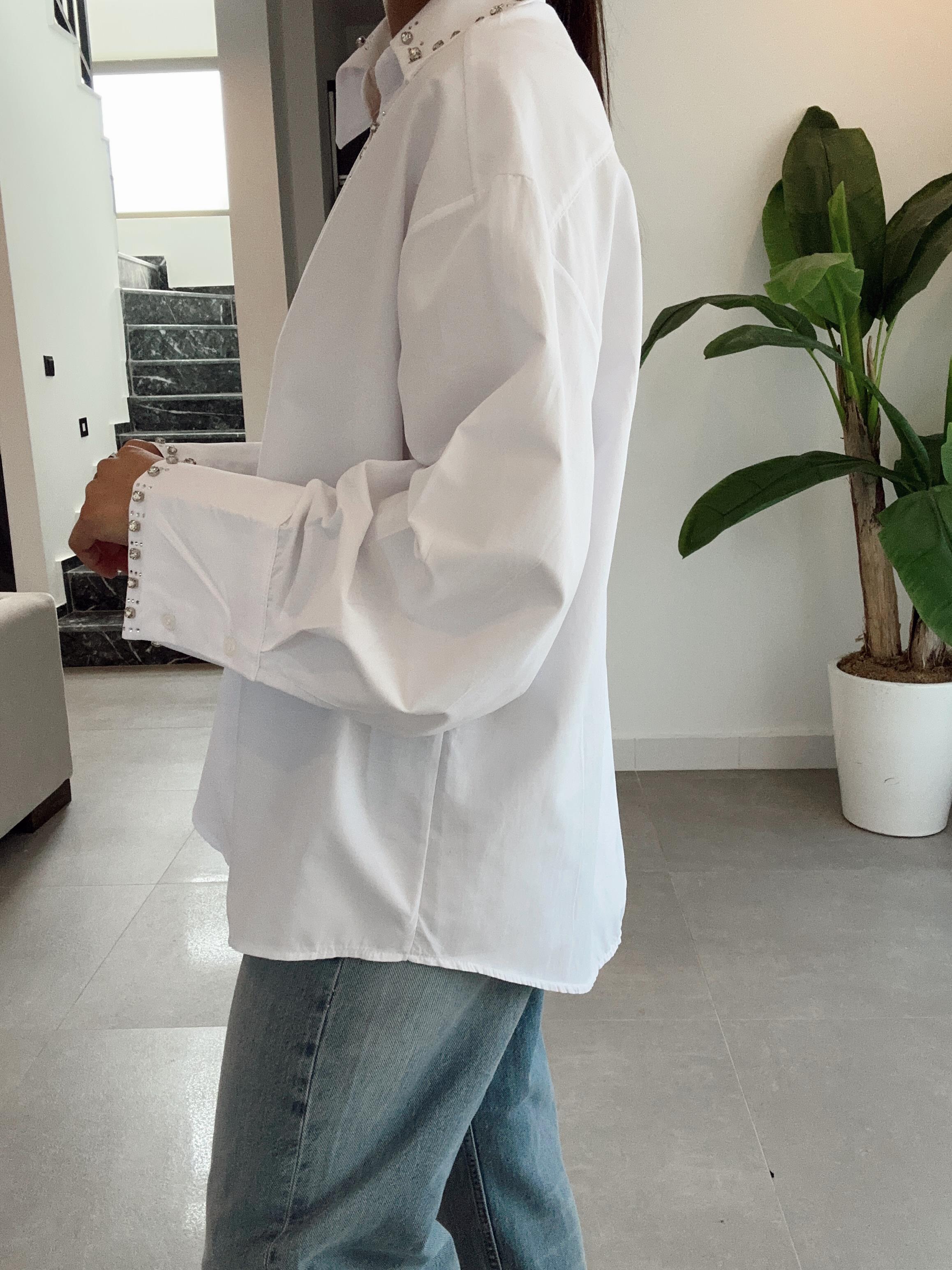 Beyaz Taş Detaylı Poplin Gömlek