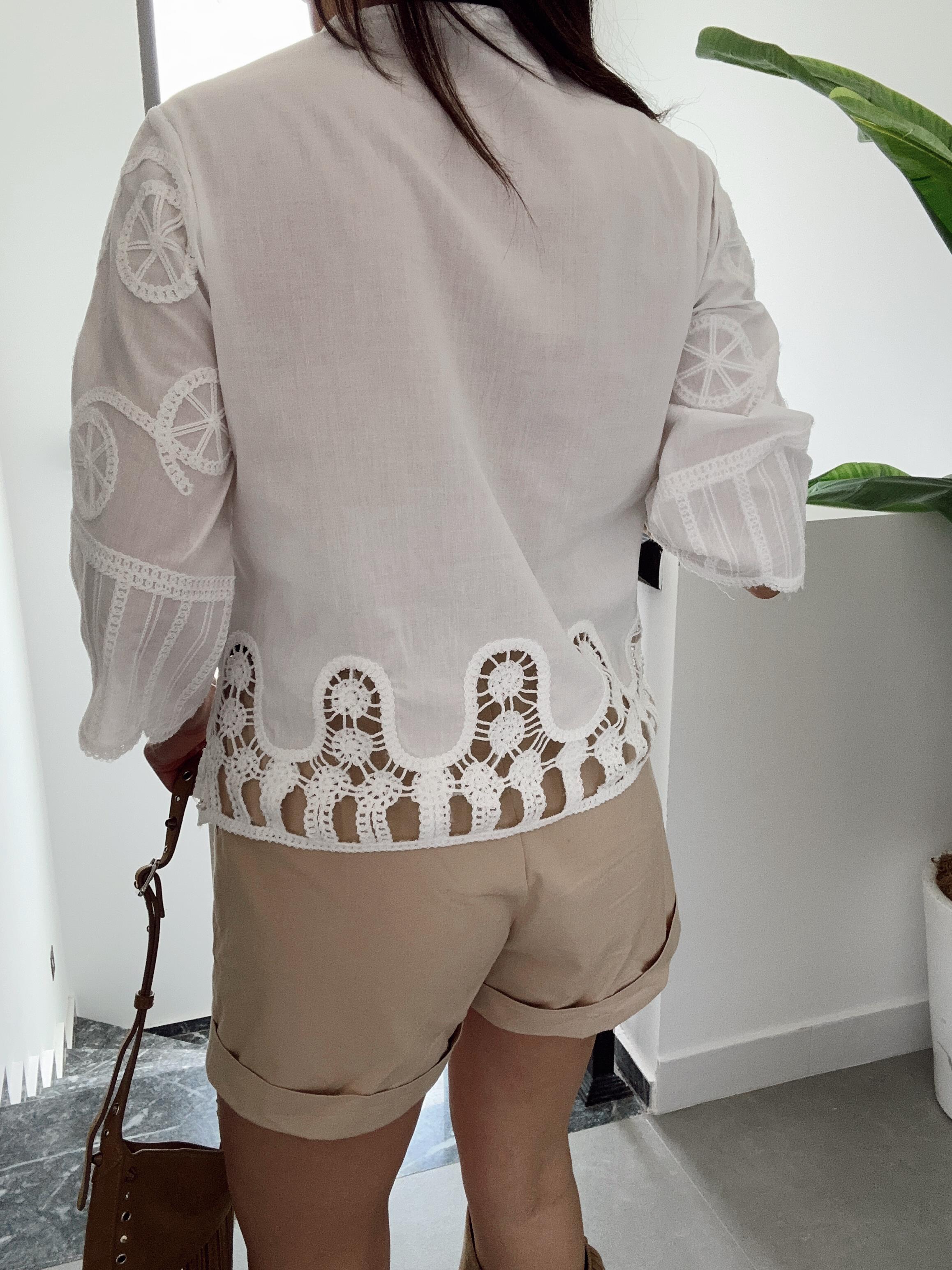 Beyaz V Yaka Nakışlı Bluz