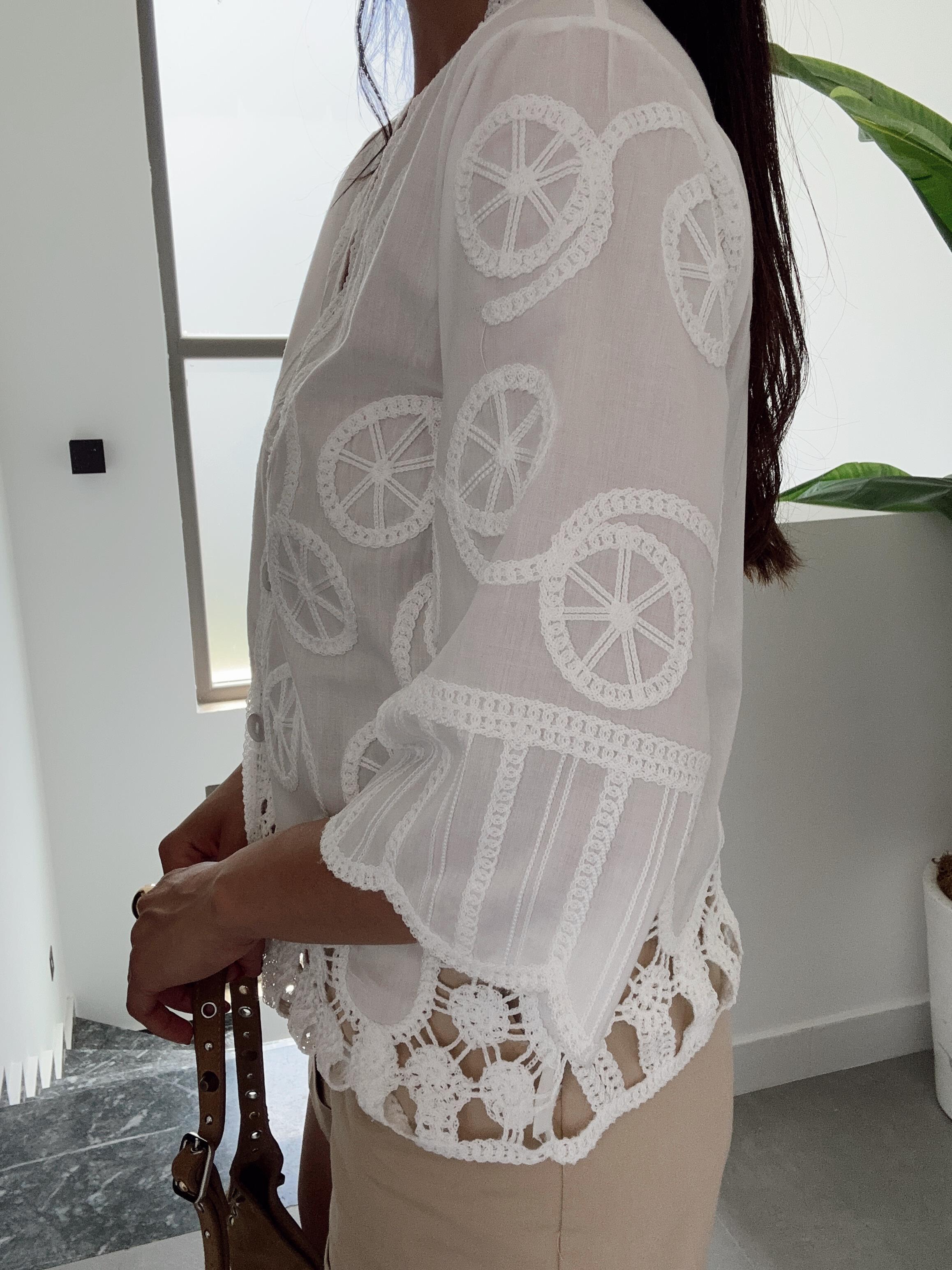 Beyaz V Yaka Nakışlı Bluz