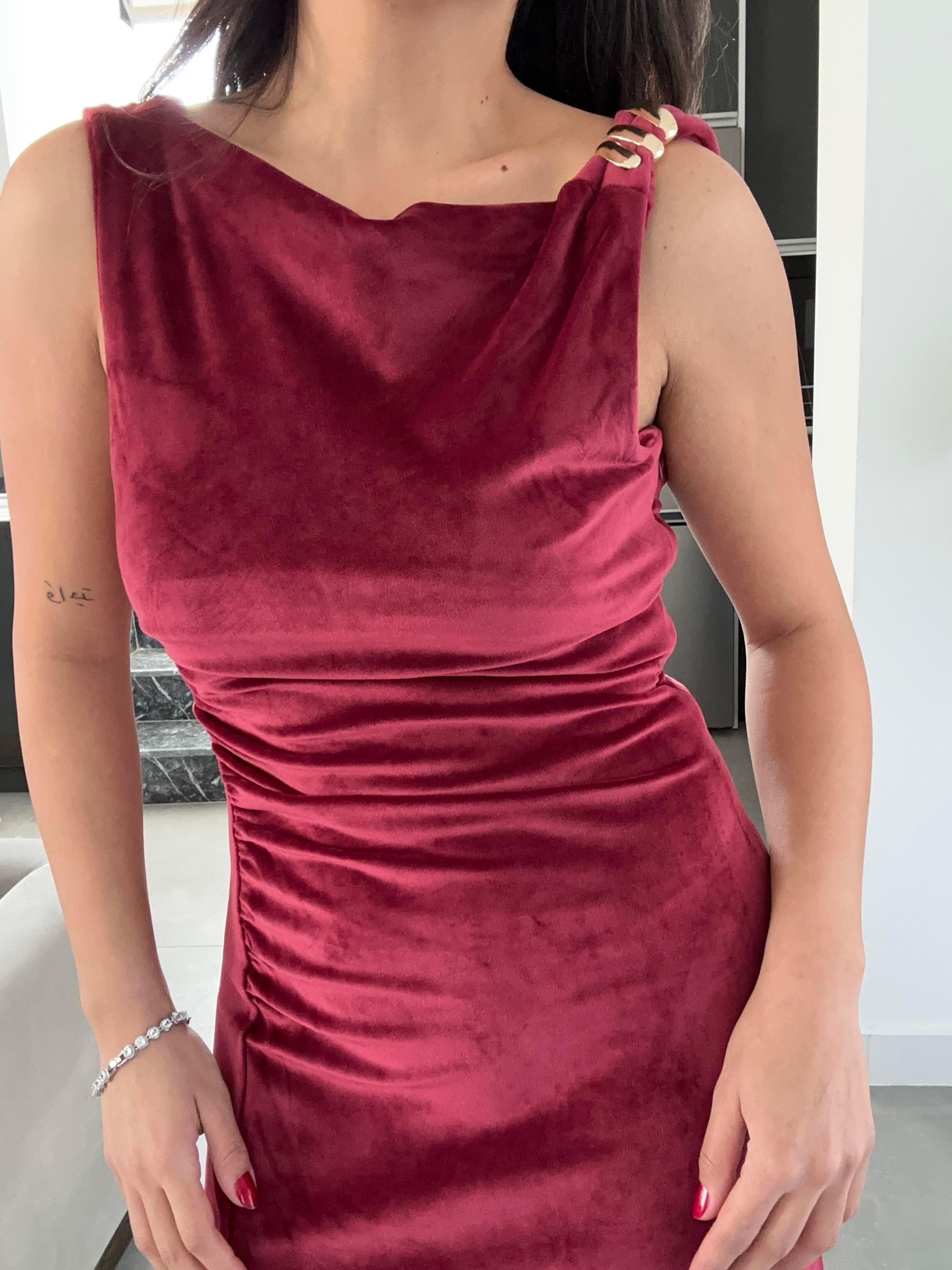 Bordo Toka Detaylı Yırtmaçlı Kadife Elbise