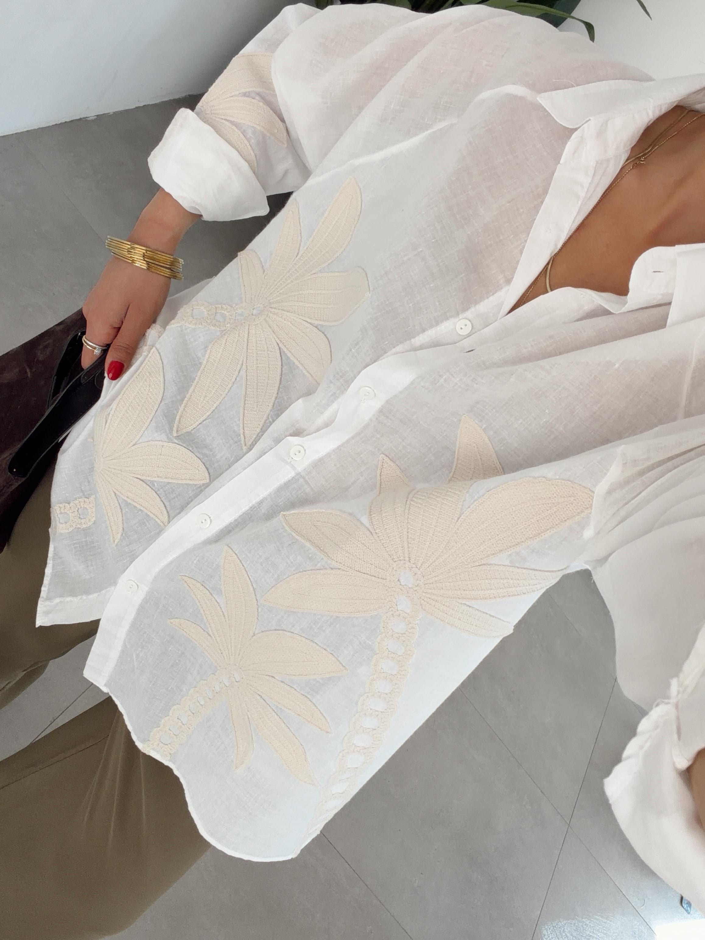 Ekru Bej Nakış İşlemeli Gömlek