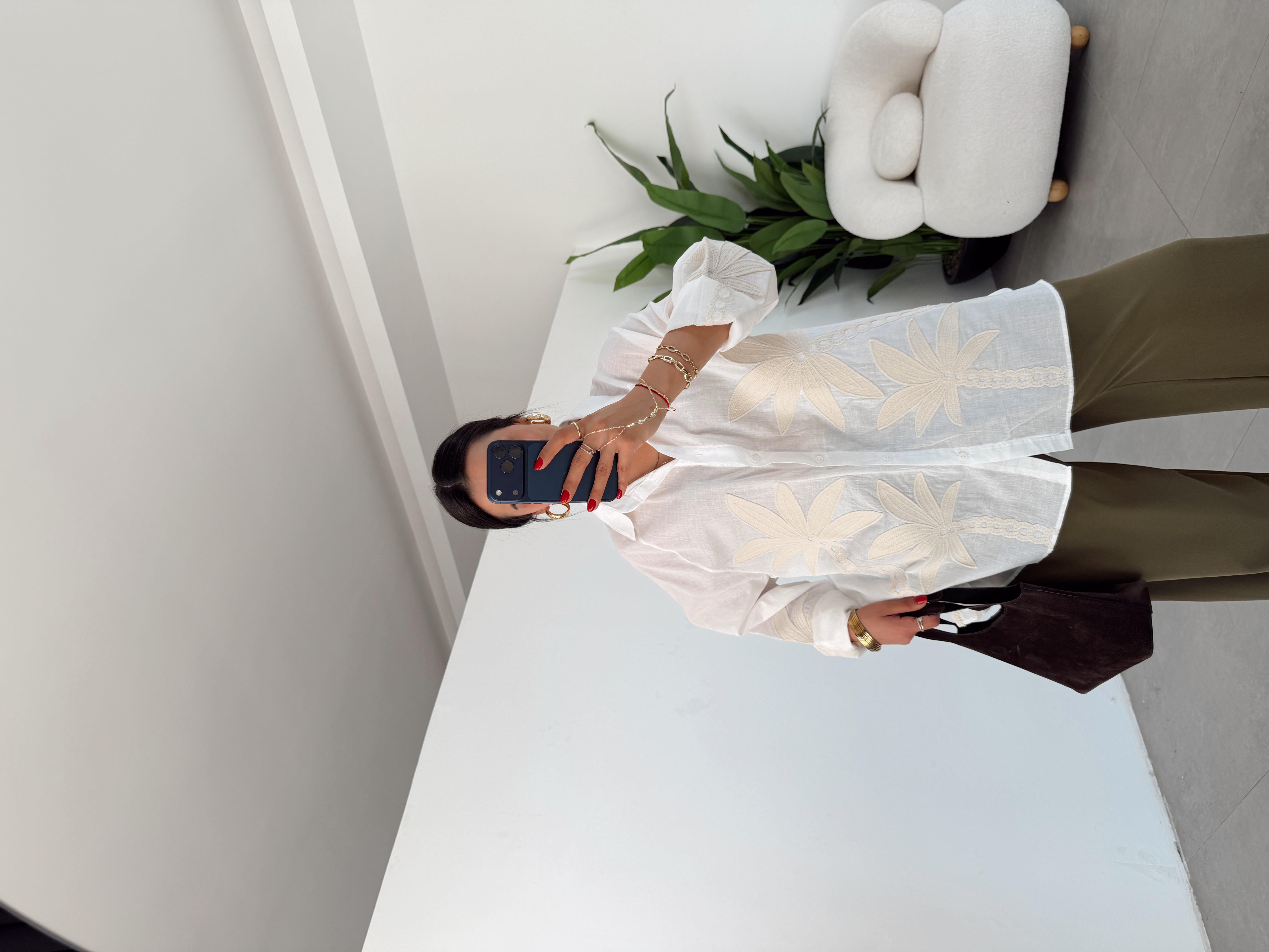 Ekru Bej Nakış İşlemeli Gömlek