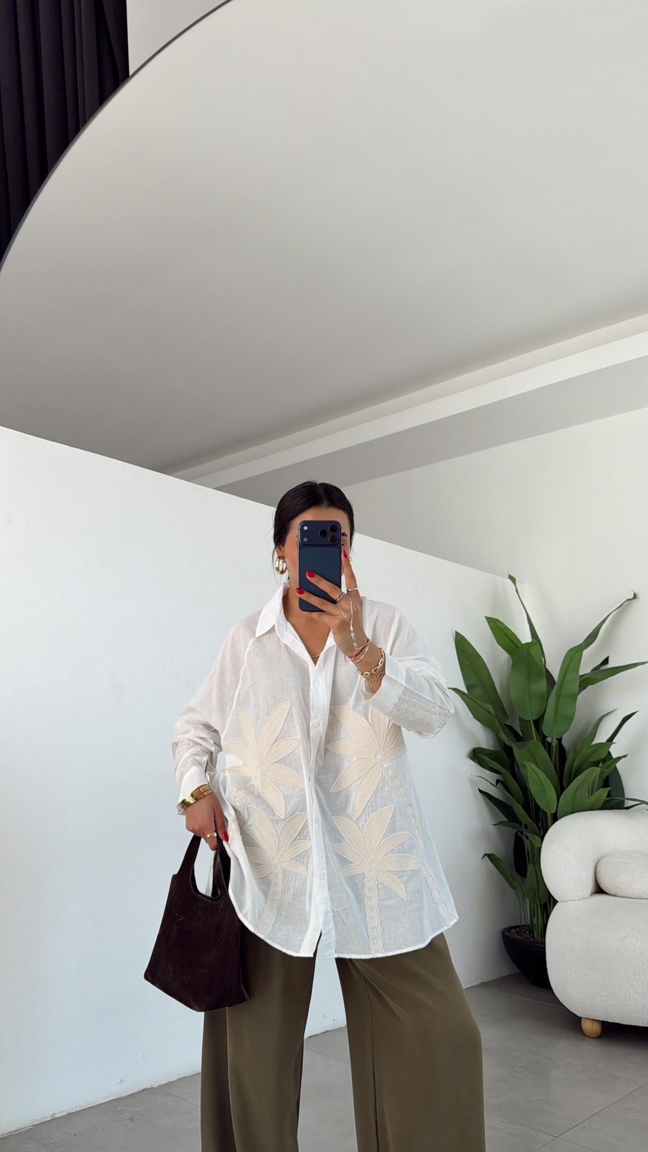 Ekru Bej Nakış İşlemeli Gömlek