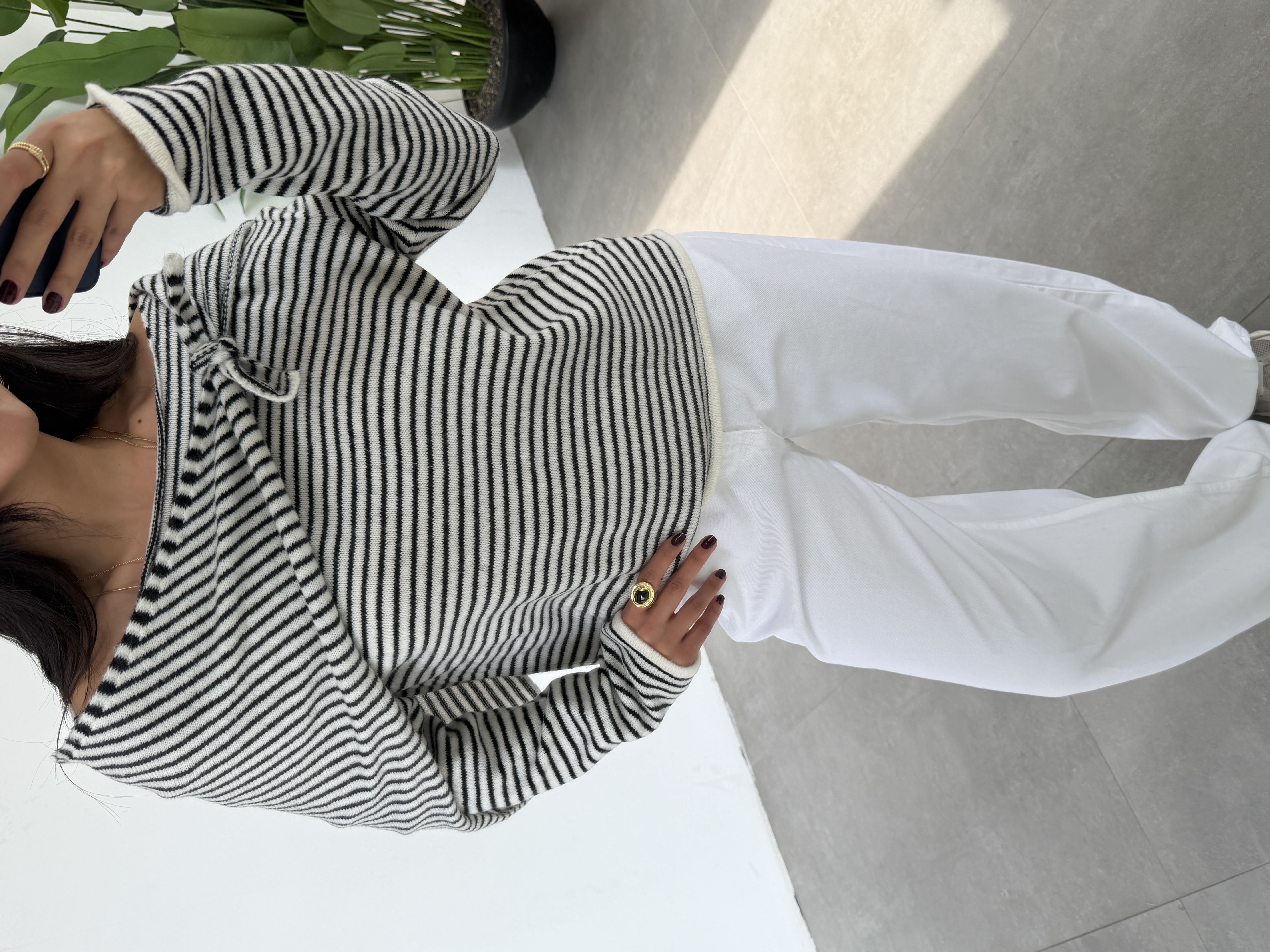 Ekru Çizgili Fular Detaylı Triko Kazak