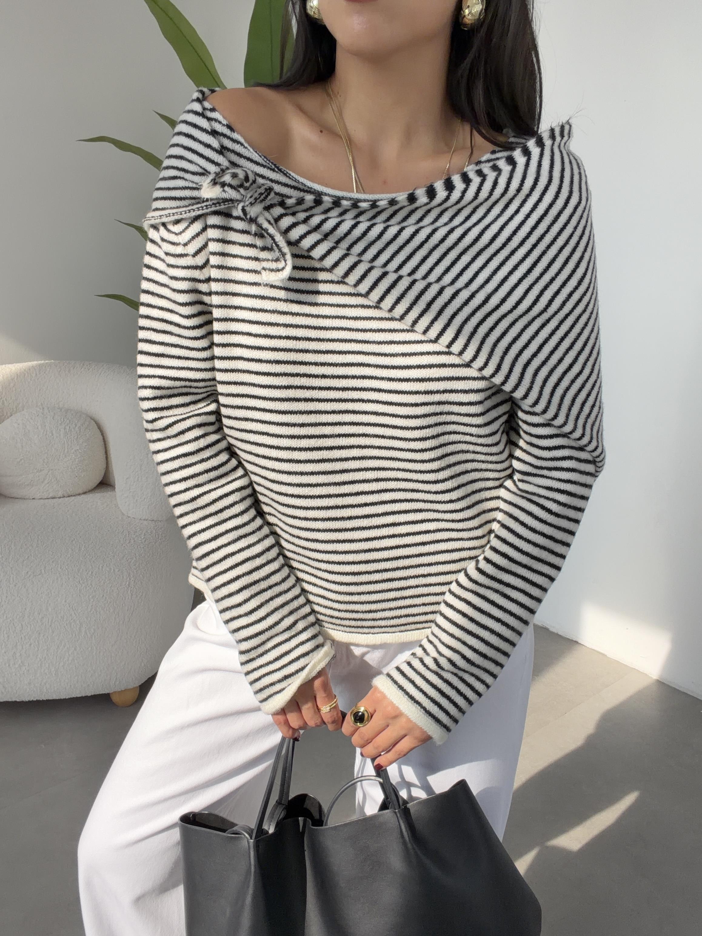 Ekru Çizgili Fular Detaylı Triko Kazak