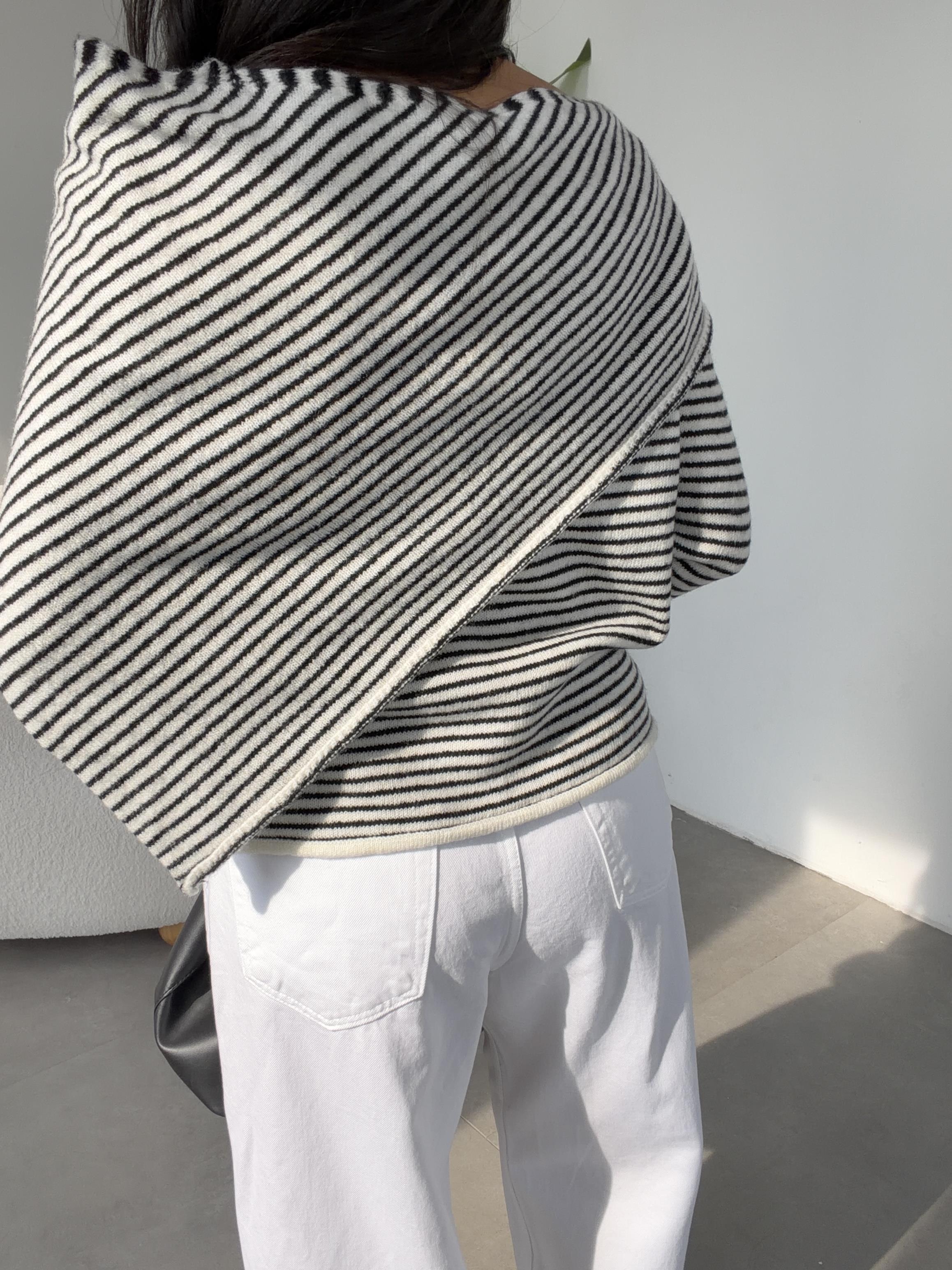 Ekru Çizgili Fular Detaylı Triko Kazak