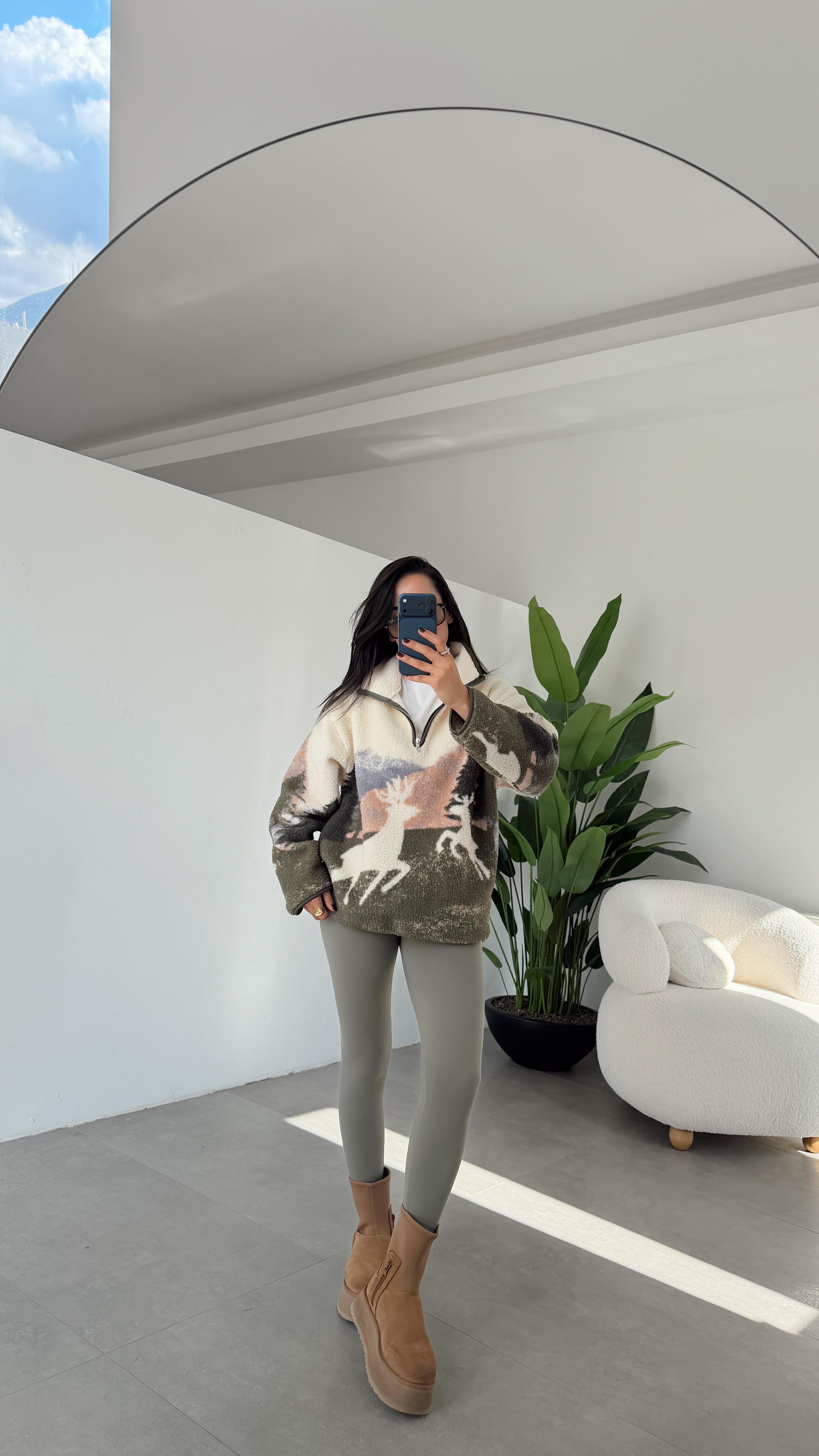 Ekru Geyik Desenli Polar Sweatshirt