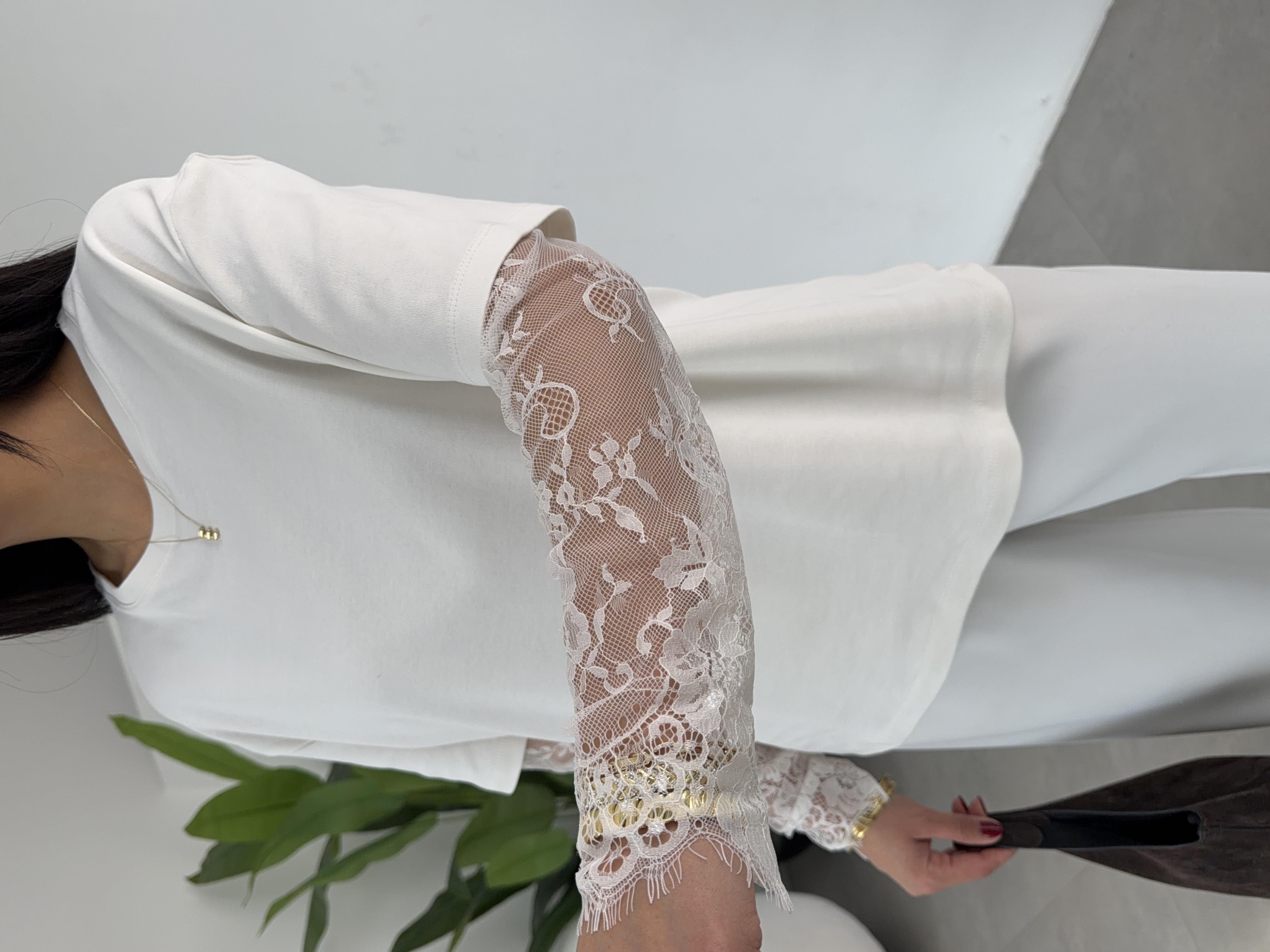 Ekru Kolları Dantel Detaylı T-Shirt
