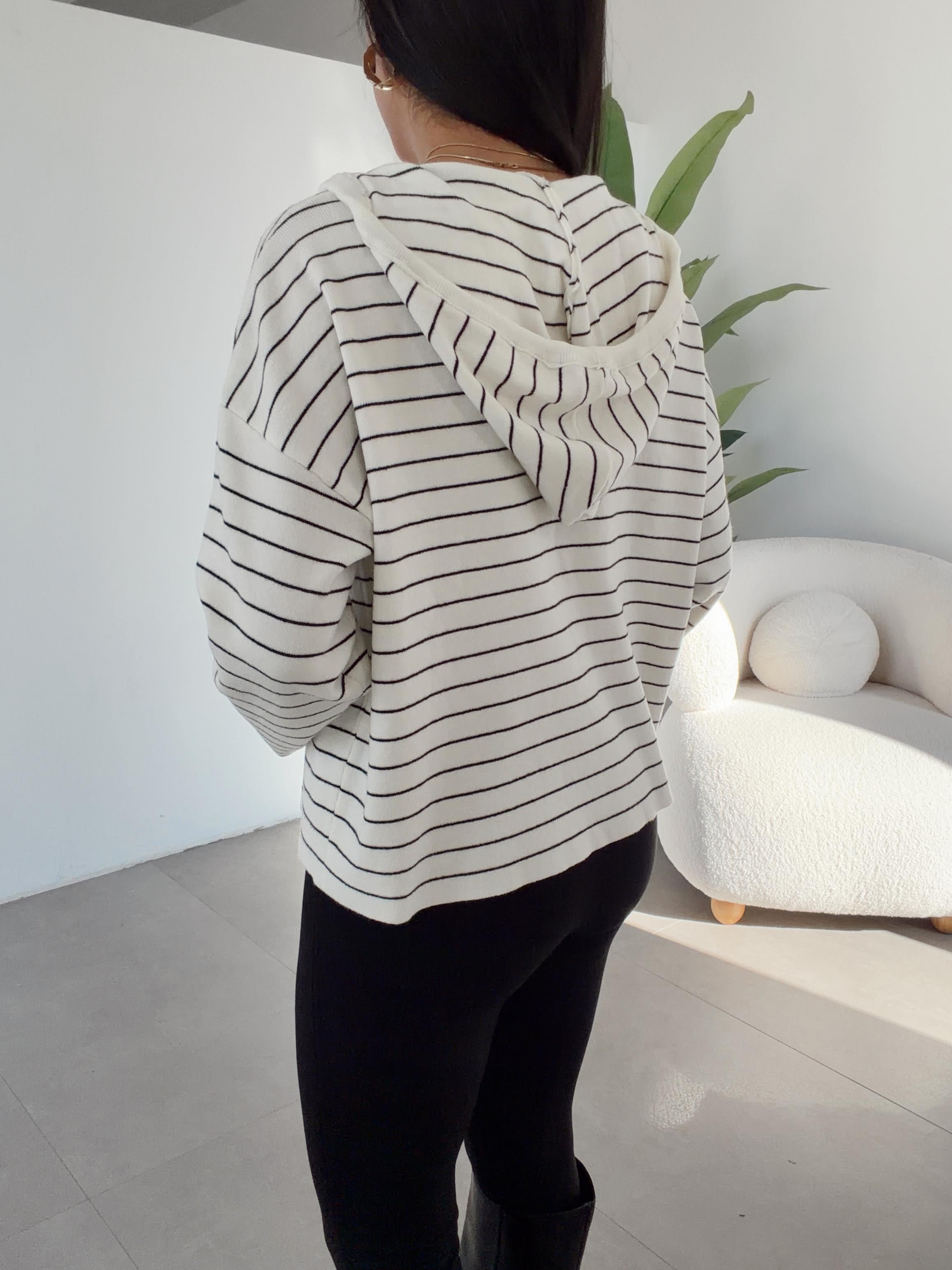 Ekru-Siyah Çizgili Kapüşonlu Triko