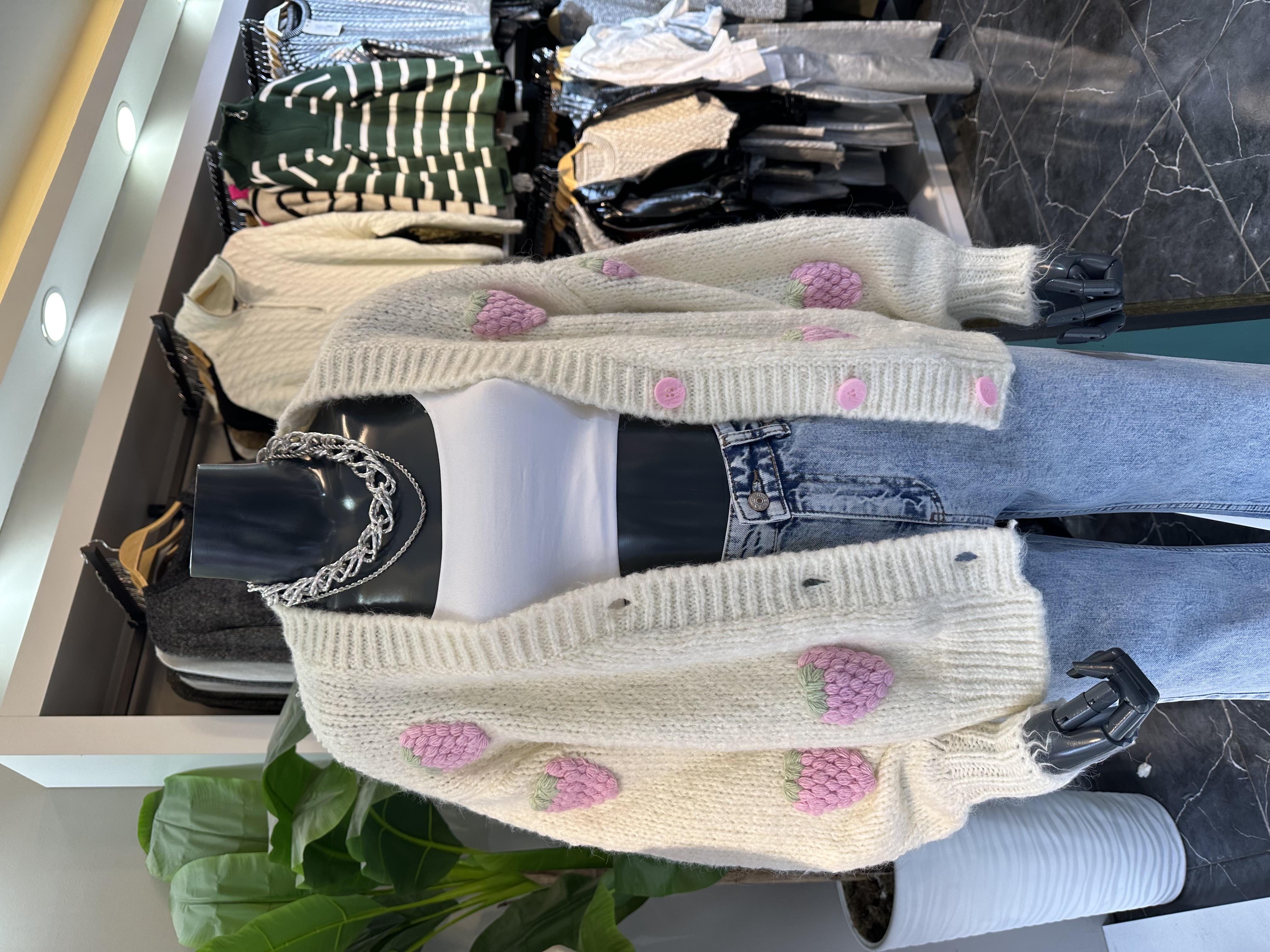 Ekru V Yaka Çilek Nakışlı Balon Kol Hırka