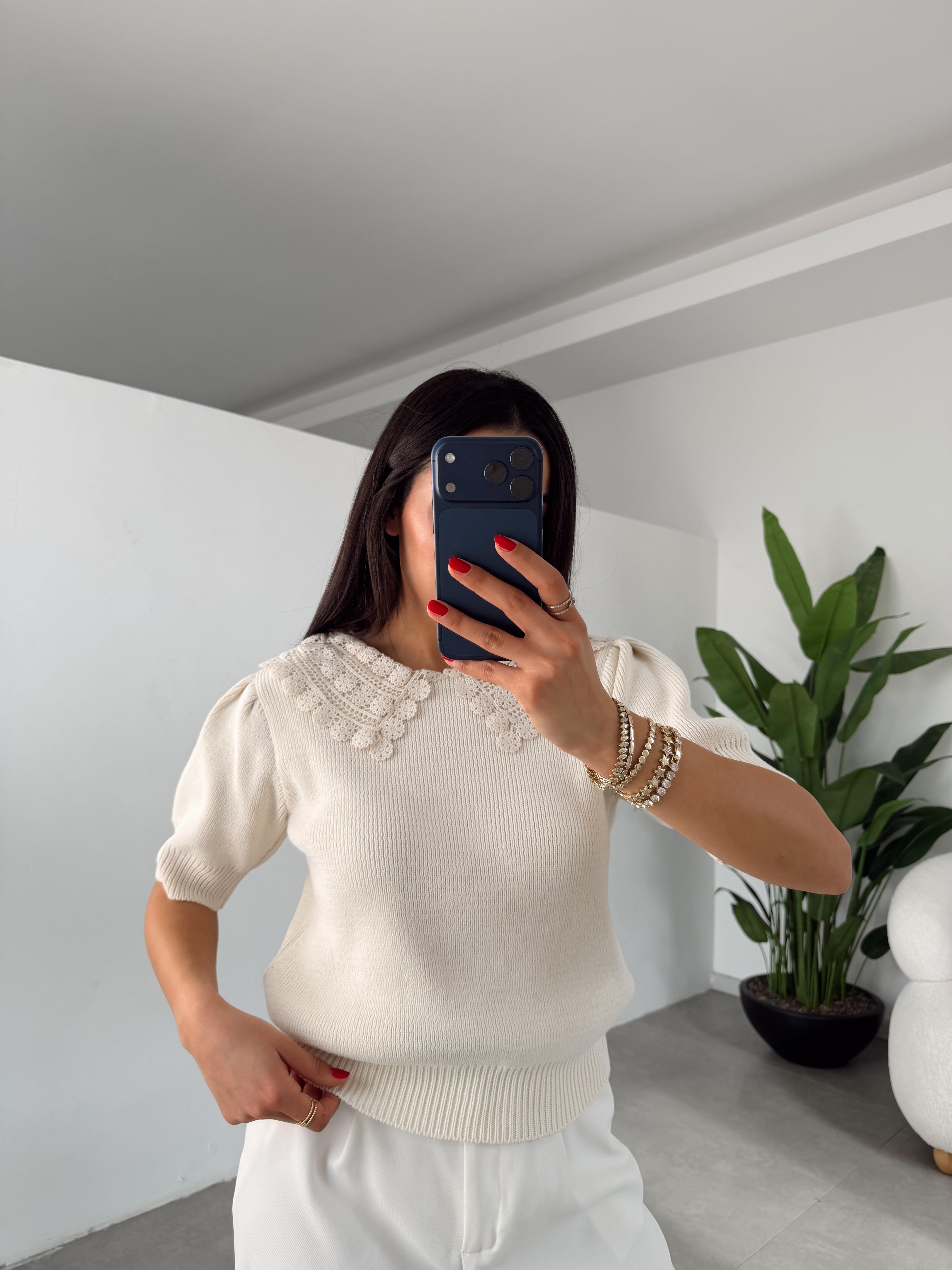 Ekru Yaka Detaylı Triko Bluz