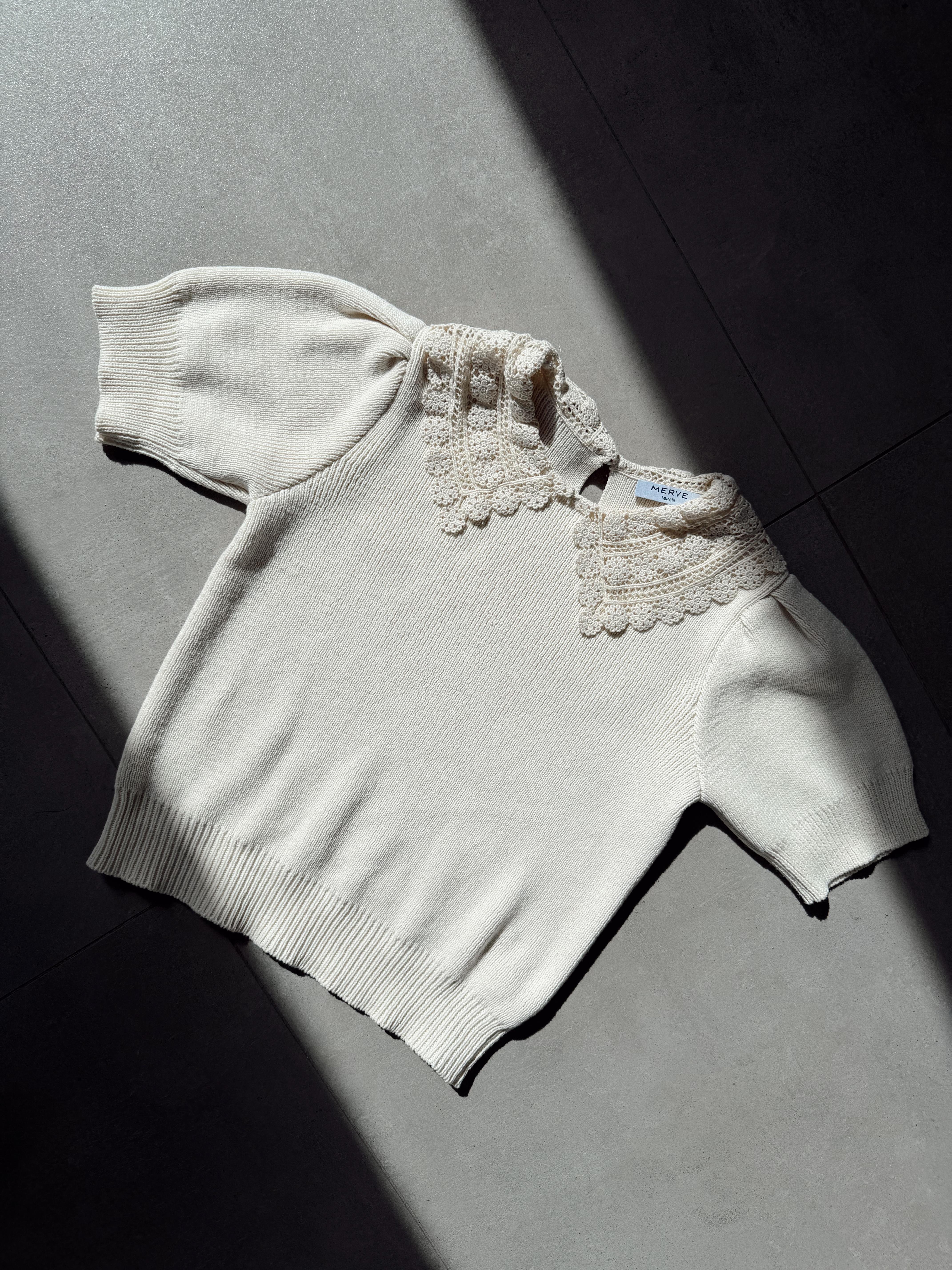 Ekru Yaka Detaylı Triko Bluz