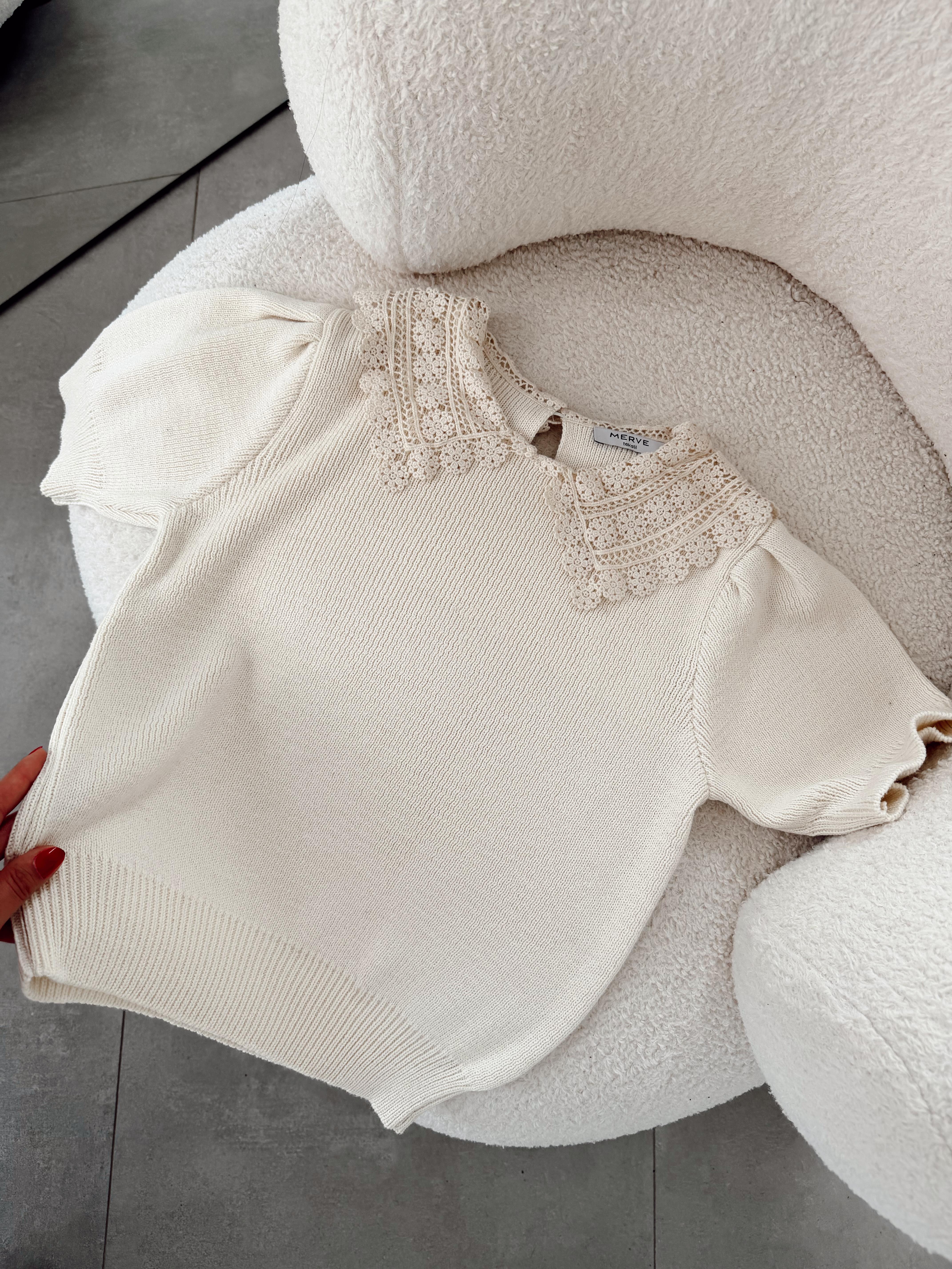 Ekru Yaka Detaylı Triko Bluz