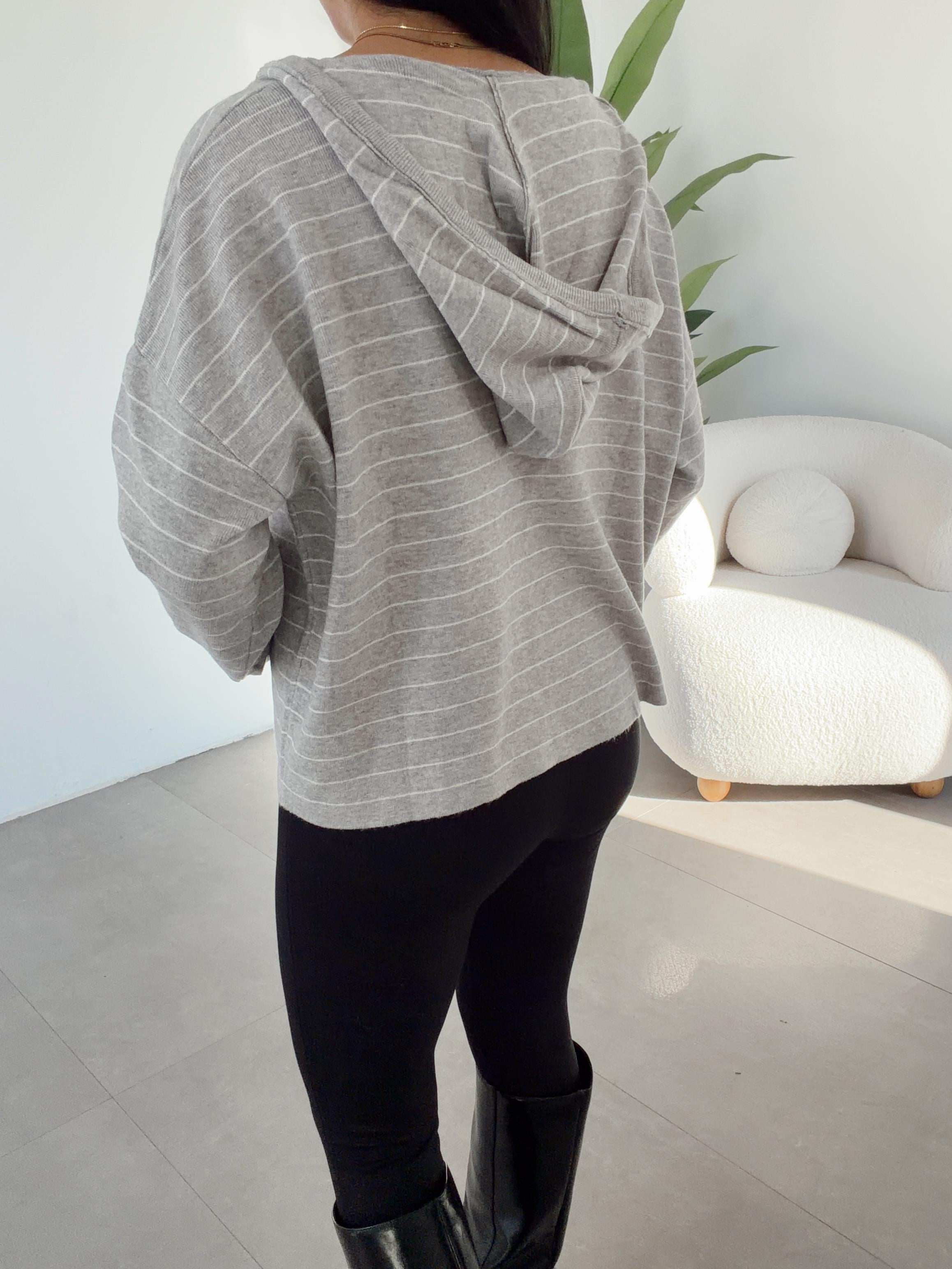 Gri-Ekru Çizgili Kapüşonlu Triko