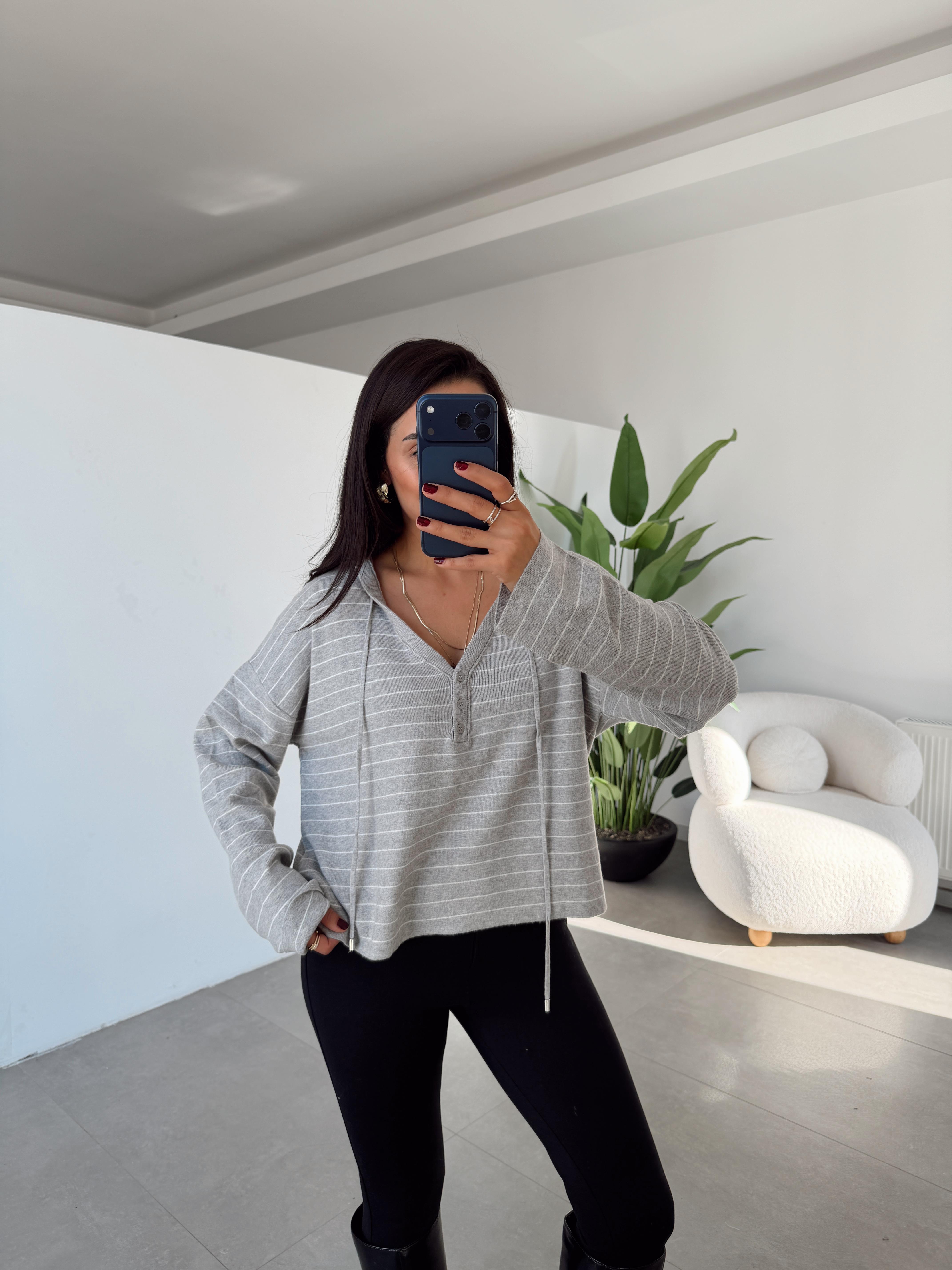 Gri-Ekru Çizgili Kapüşonlu Triko