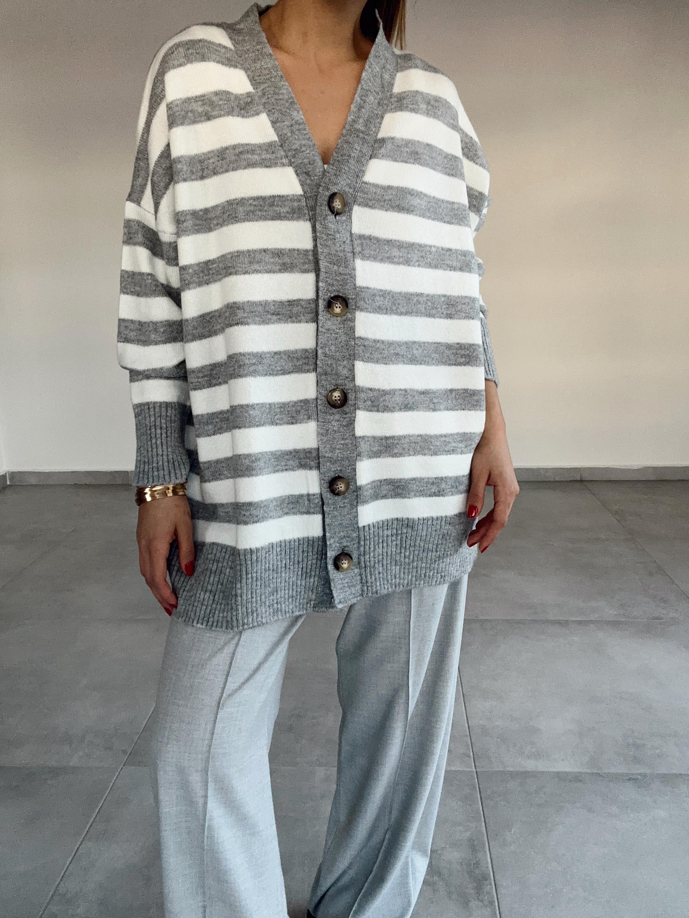 Gri-Ekru Çizgili Uzun Hırka