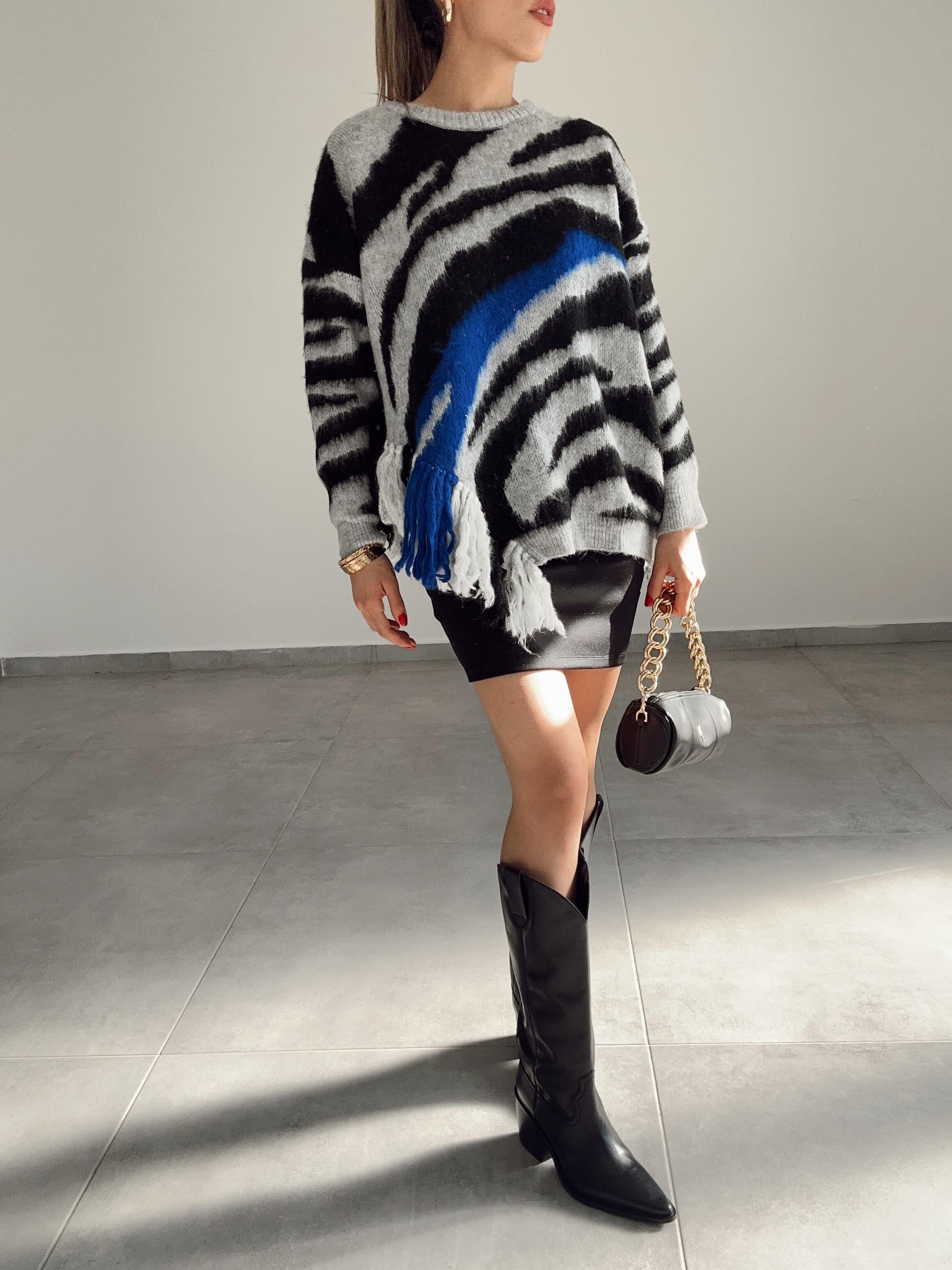 Gri Püsküllü Triko Kazak