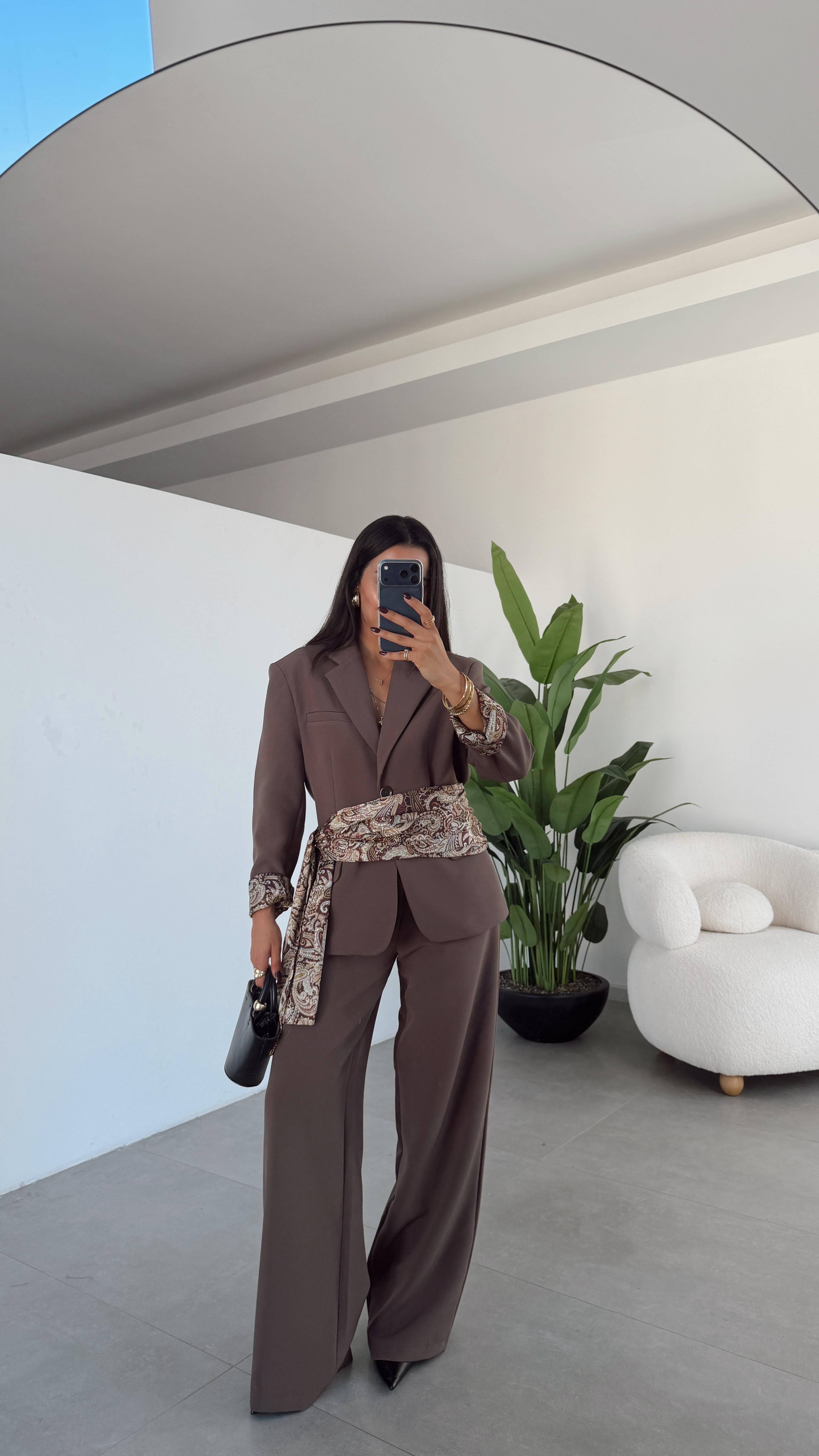 Kahve Oversize Kendinden Şal Detaylı Atlas Takım