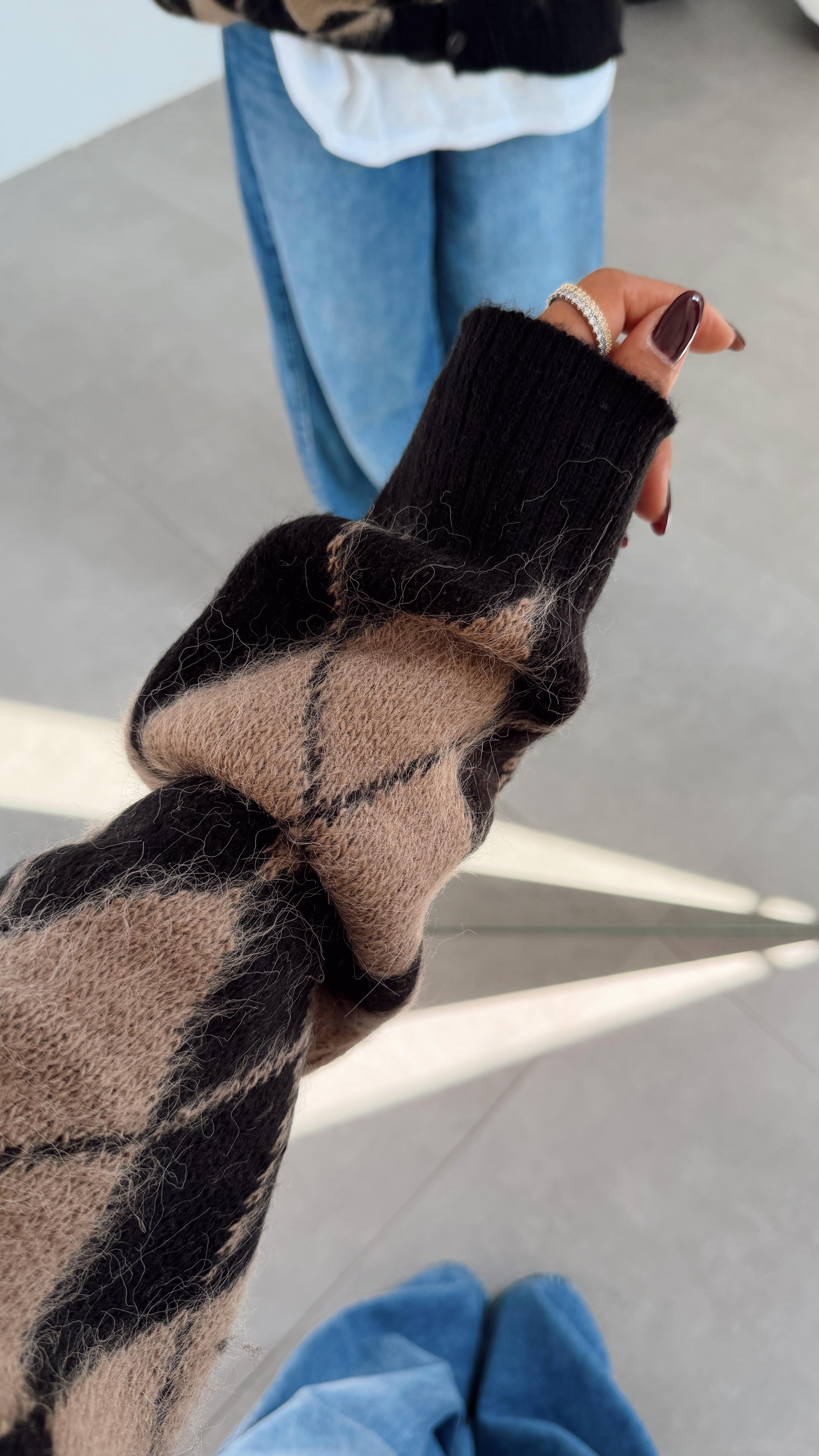 Kahve-Siyah Baklava Desenli Triko Hırka