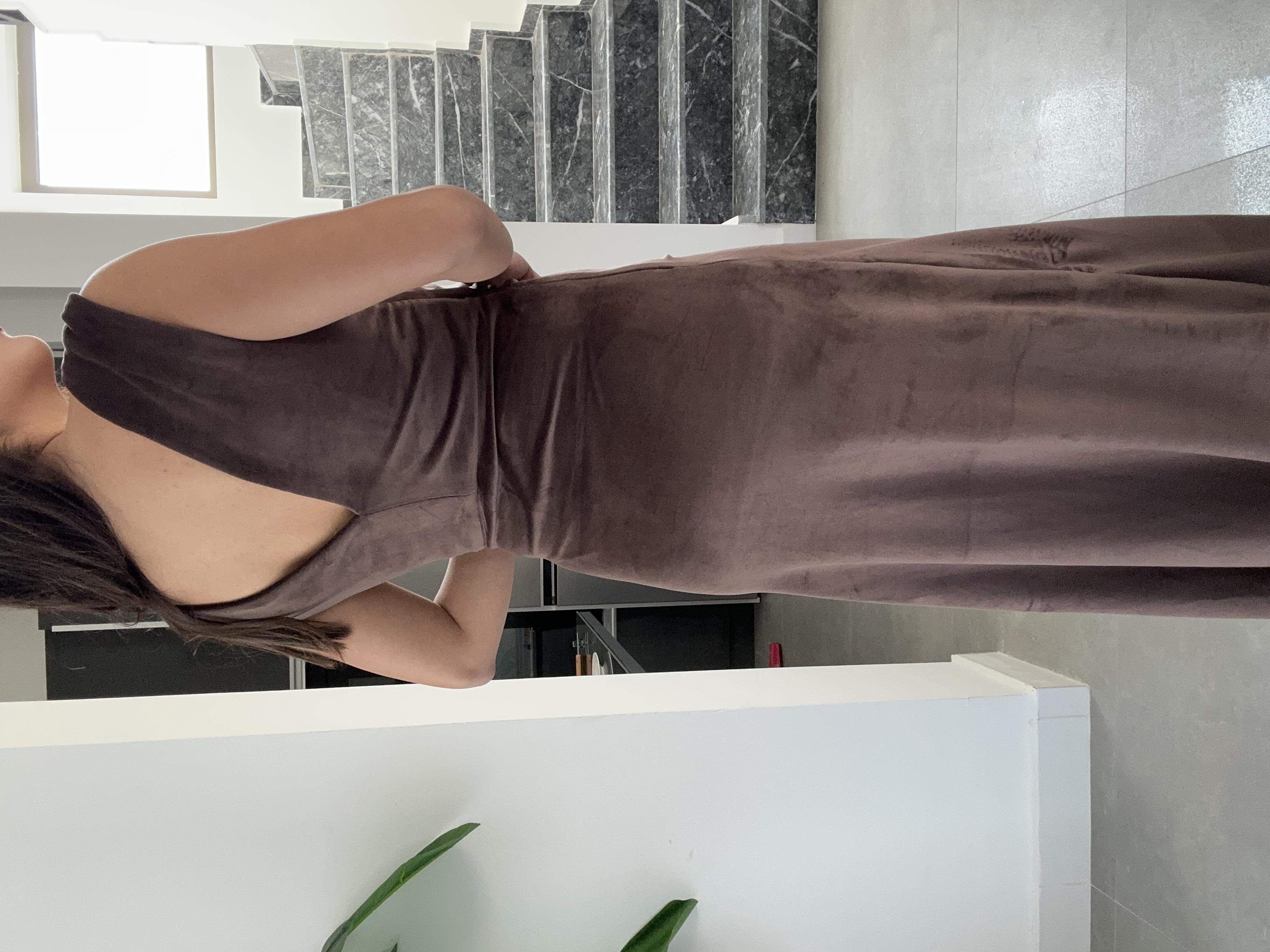 Kahve Toka Detaylı Yırtmaçlı Kadife Elbise