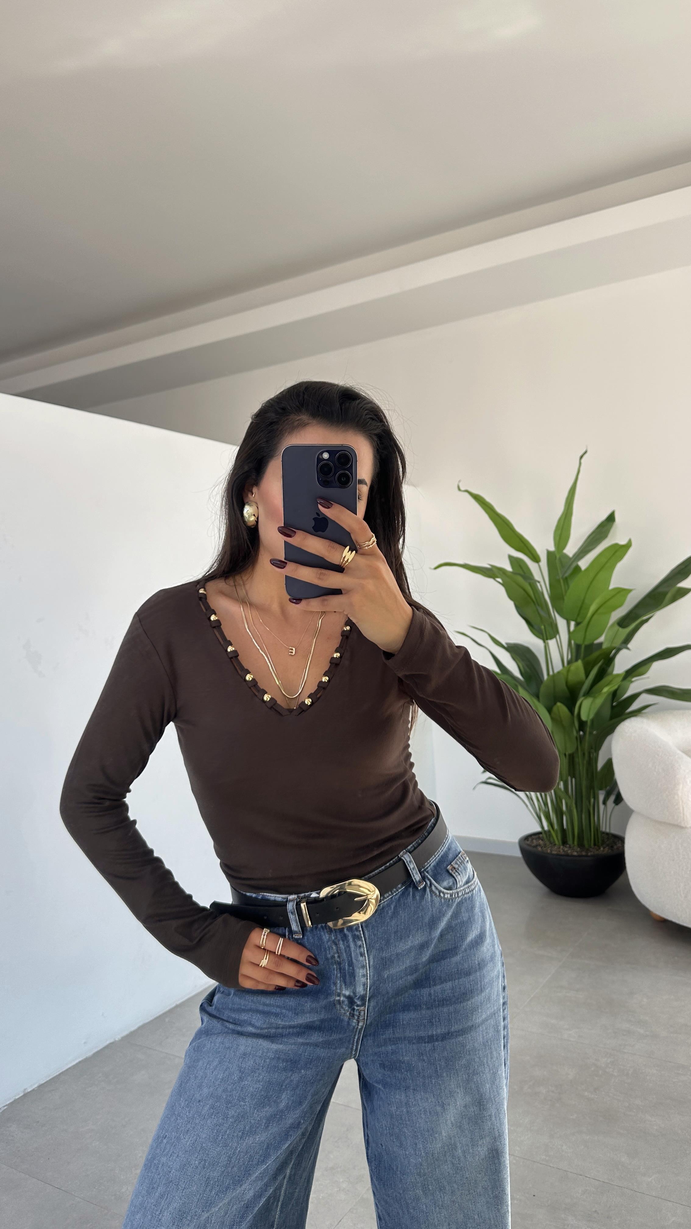 Kahve Yakadan Boncuklu Bluz