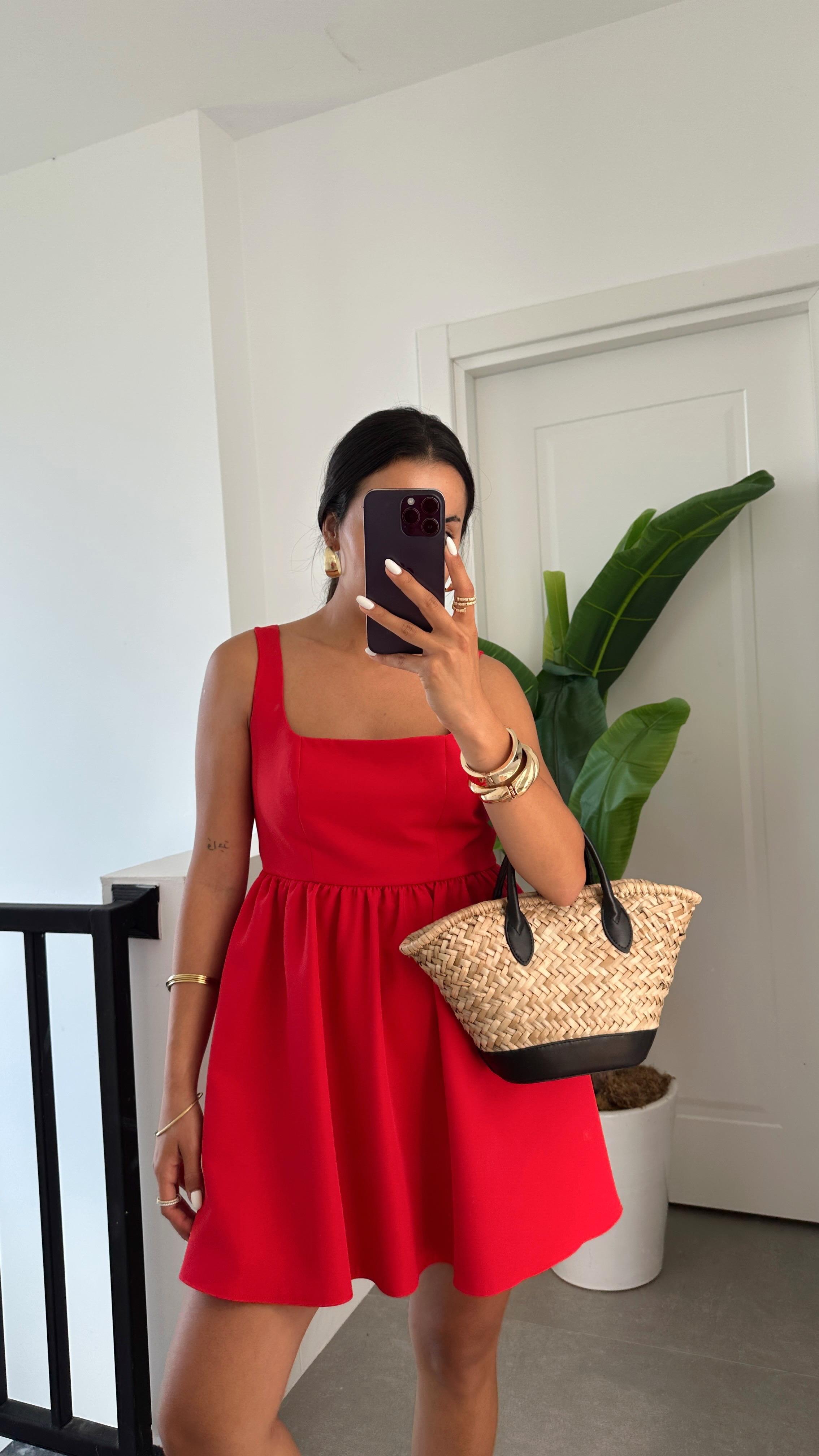 Kırmızı Kare Yaka Elbise