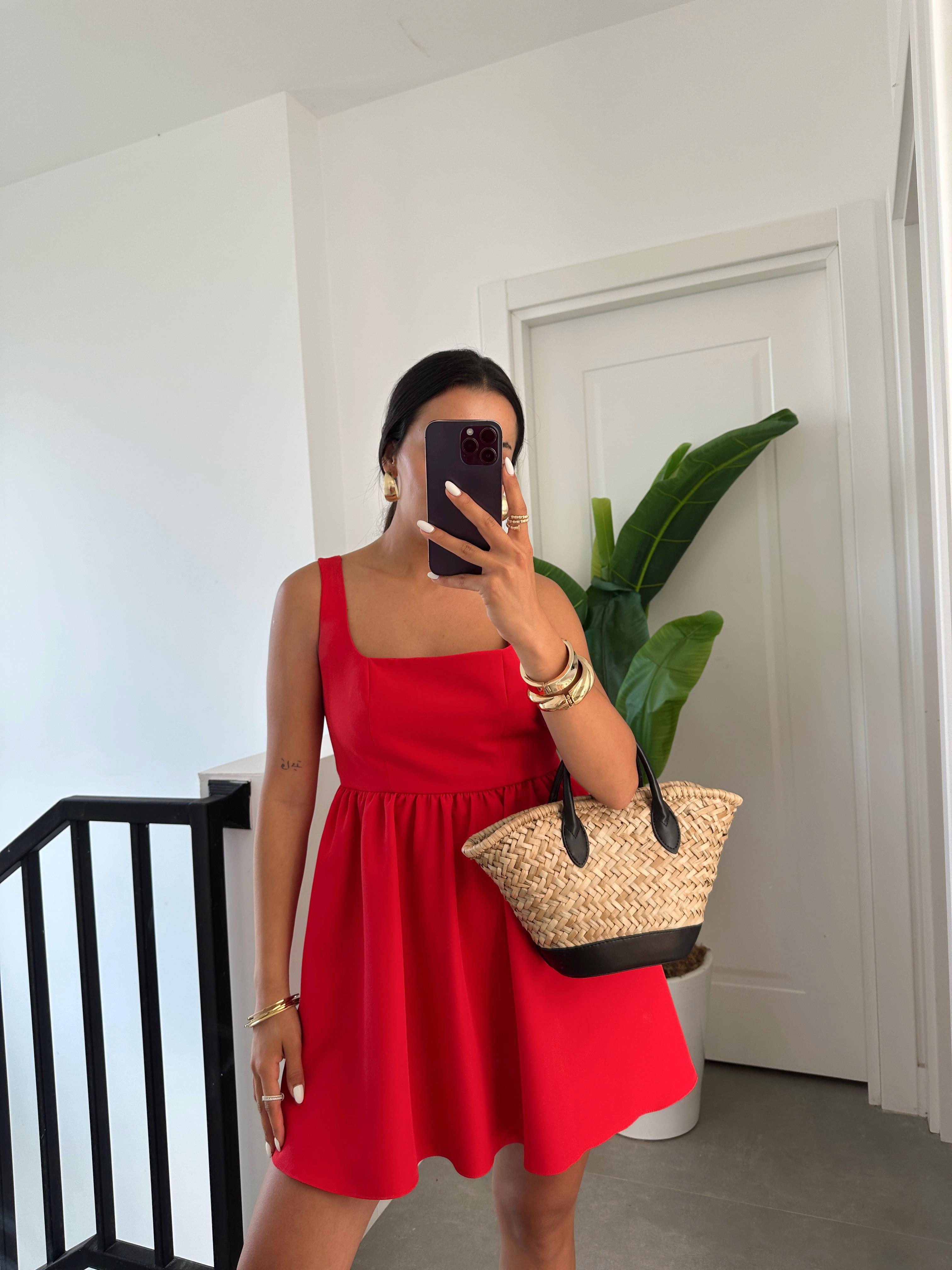 Kırmızı Kare Yaka Elbise