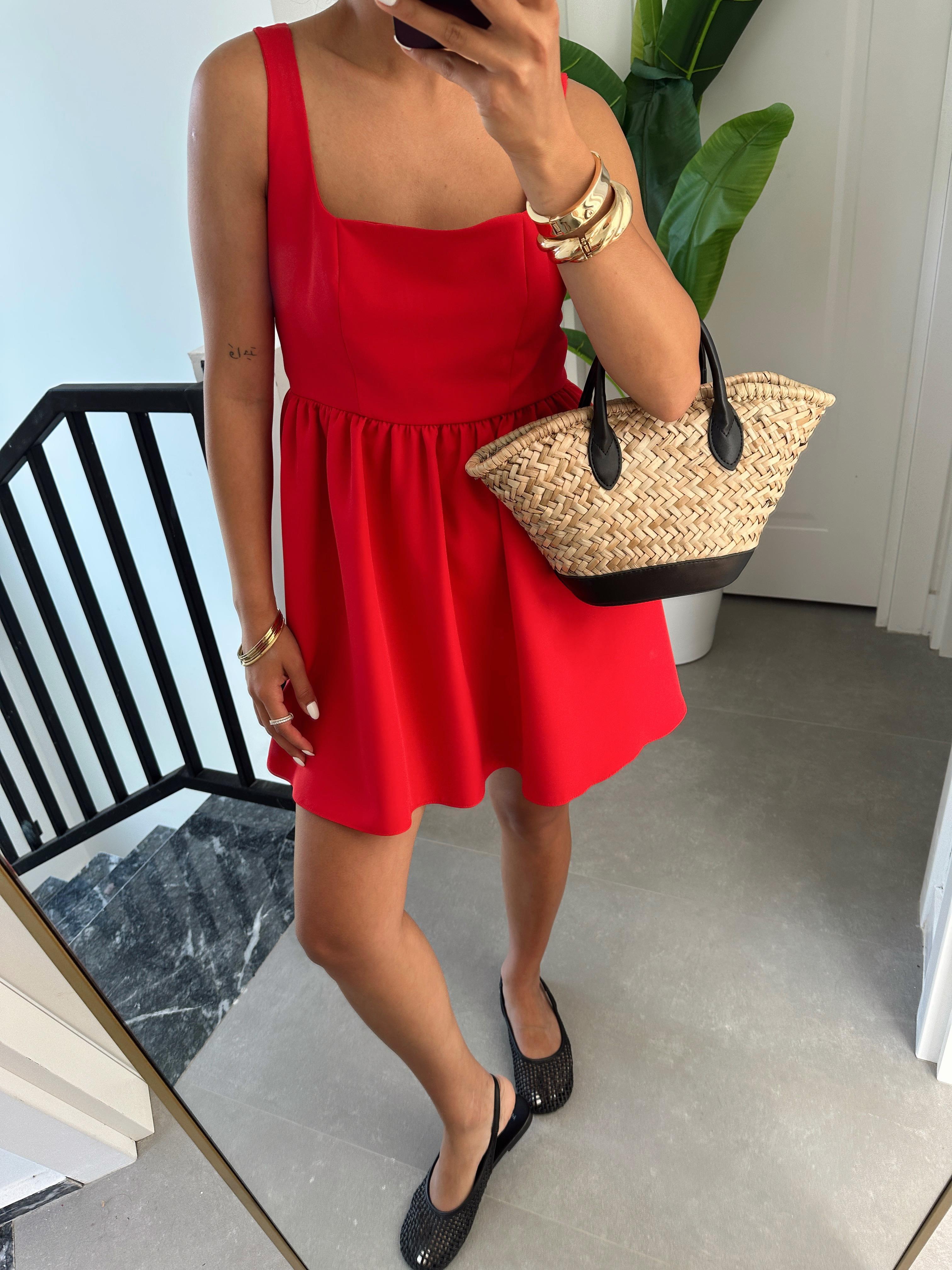 Kırmızı Kare Yaka Elbise