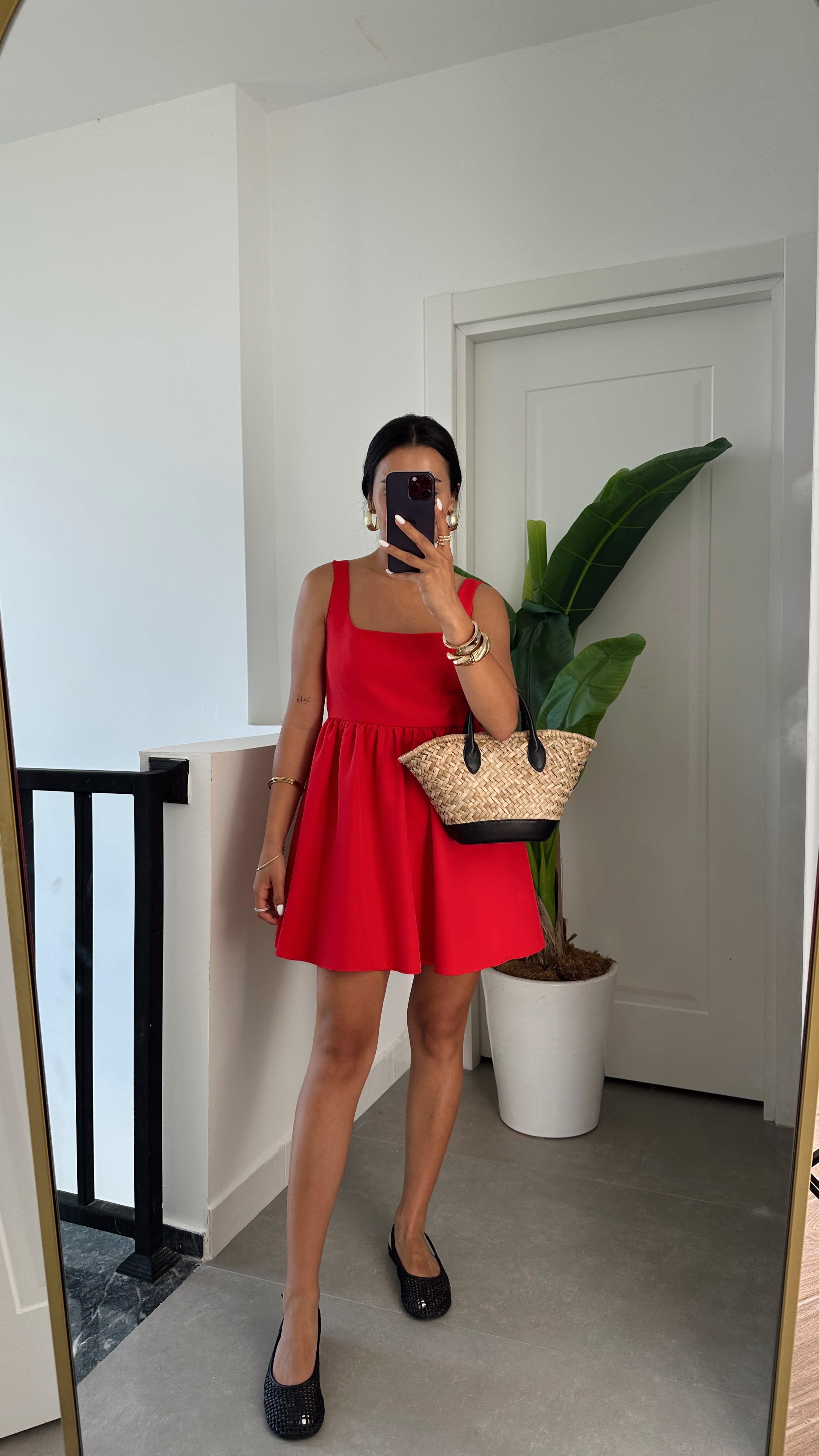 Kırmızı Kare Yaka Elbise