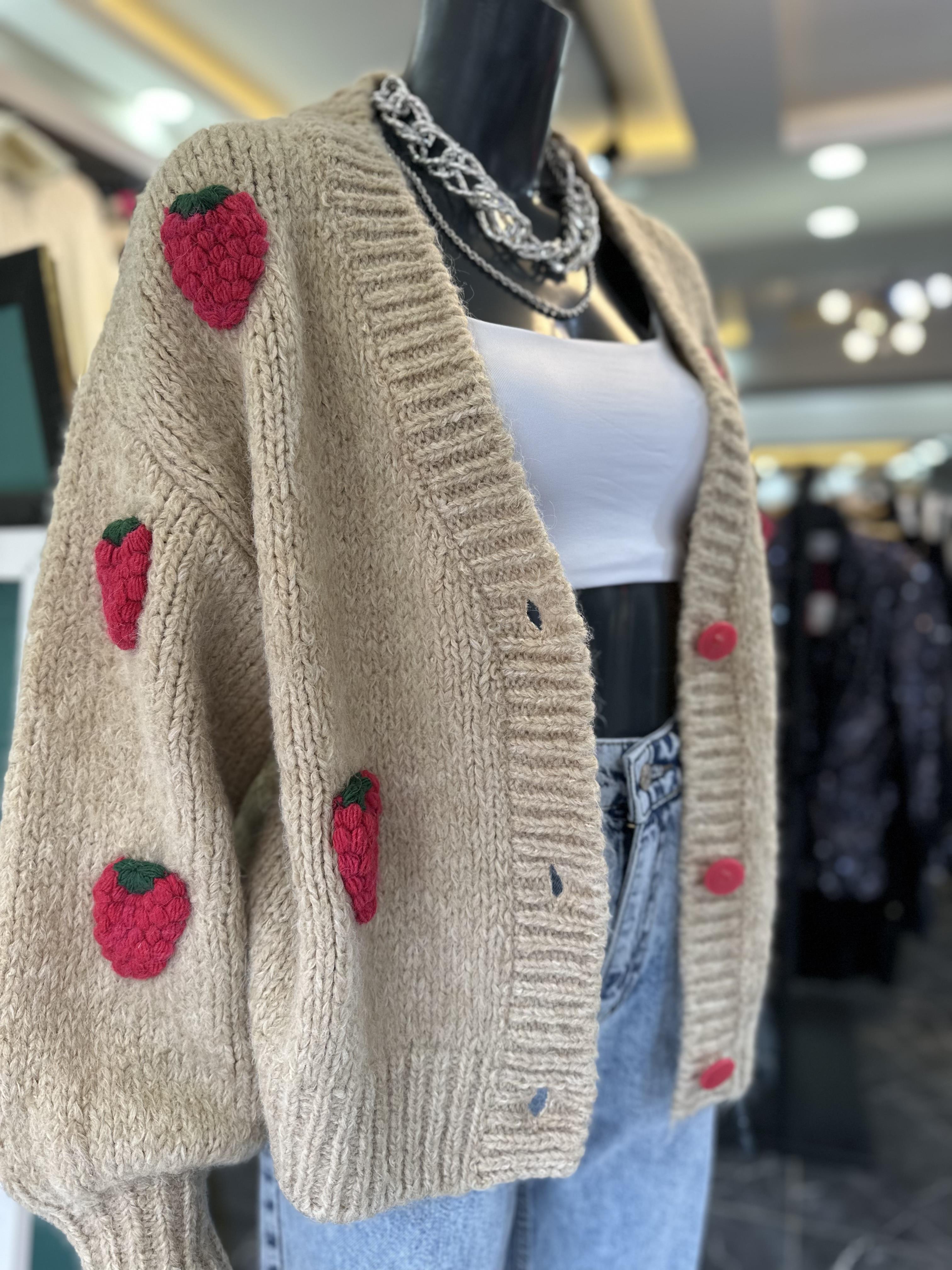 Koyu Bej V Yaka Çilek Nakışlı Balon Kol Hırka