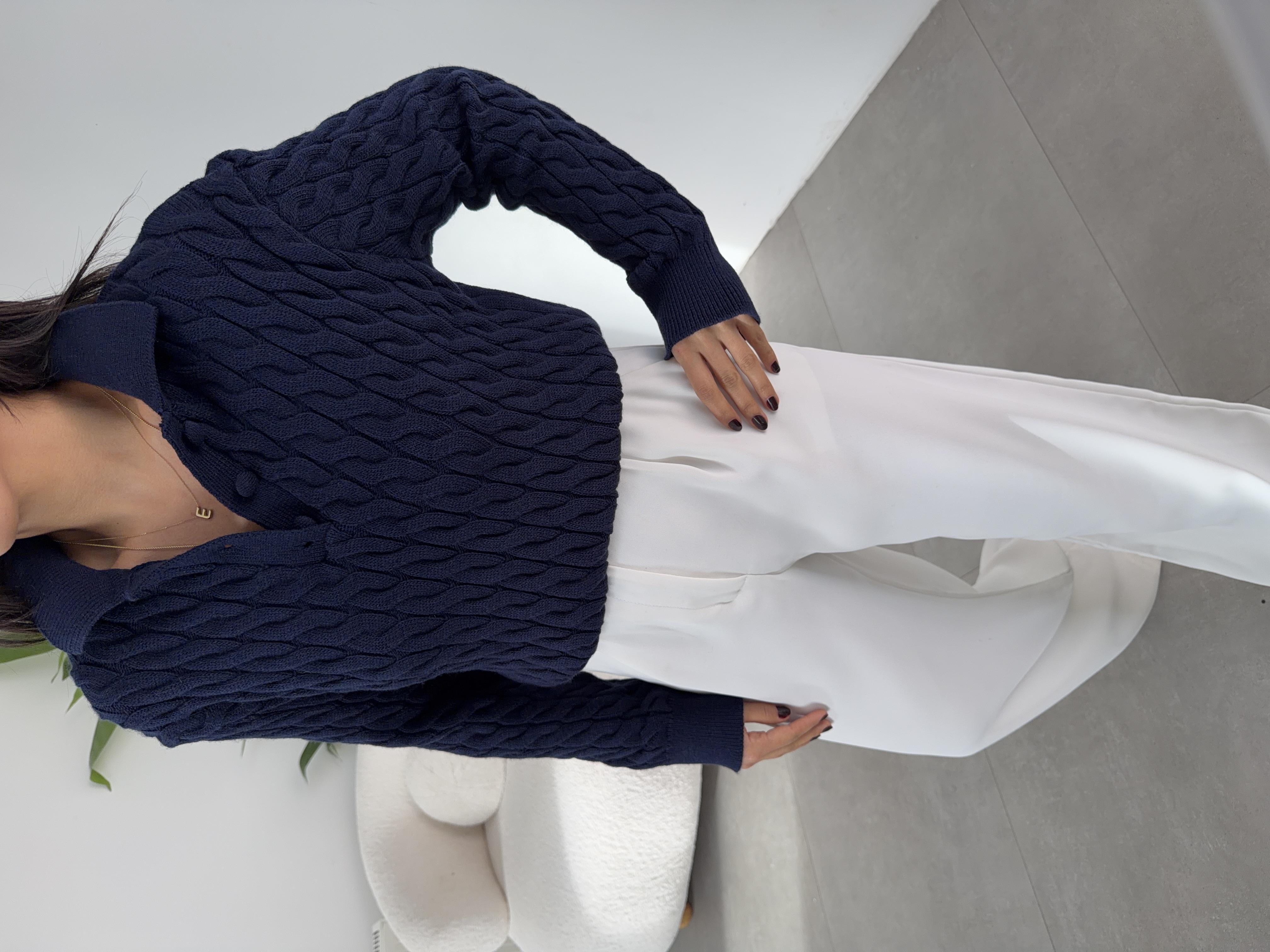 Lacivert Saç Örgülü Düğmeli Kazak