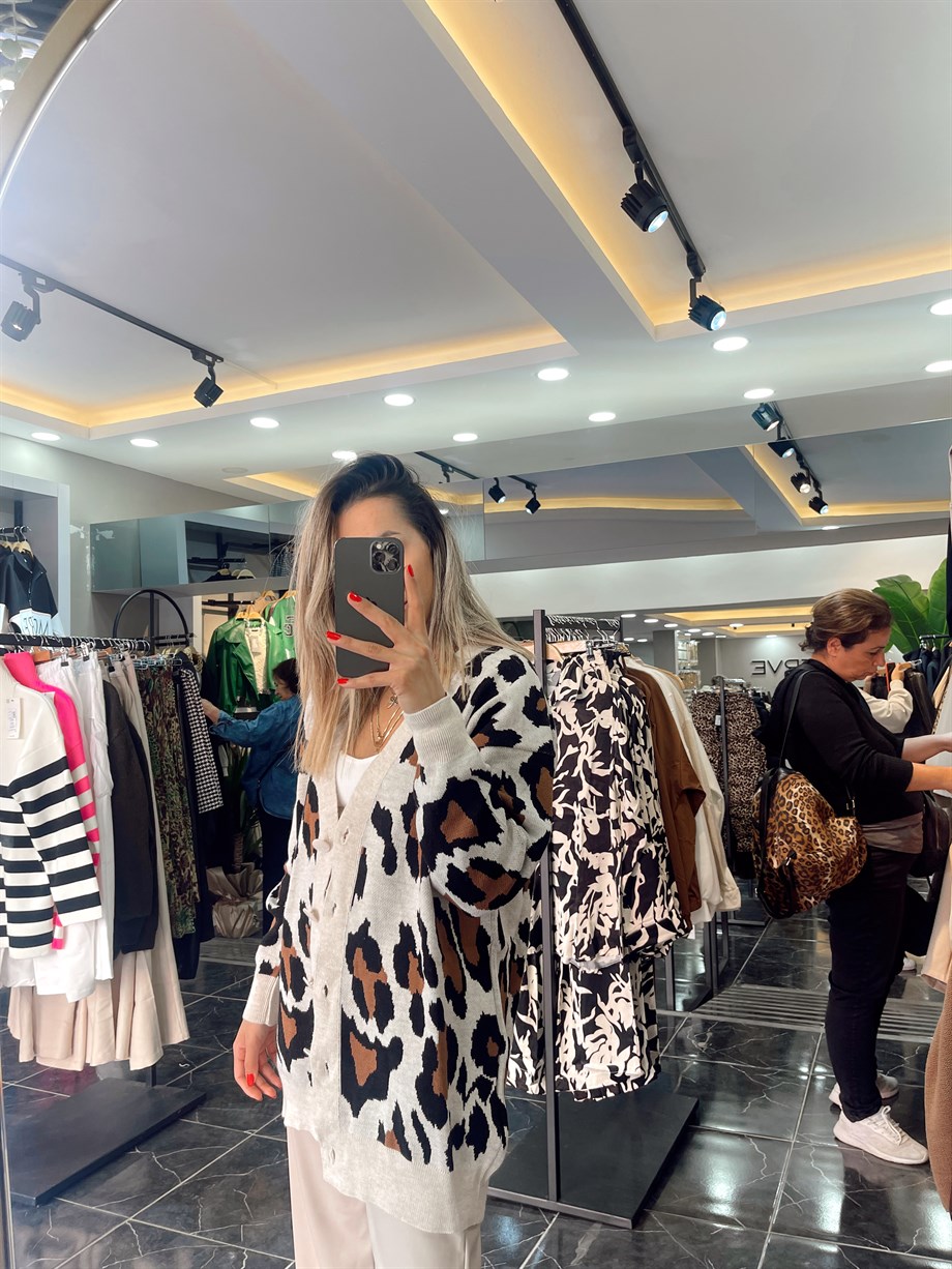 Leopar Detaylı Bej Hırka