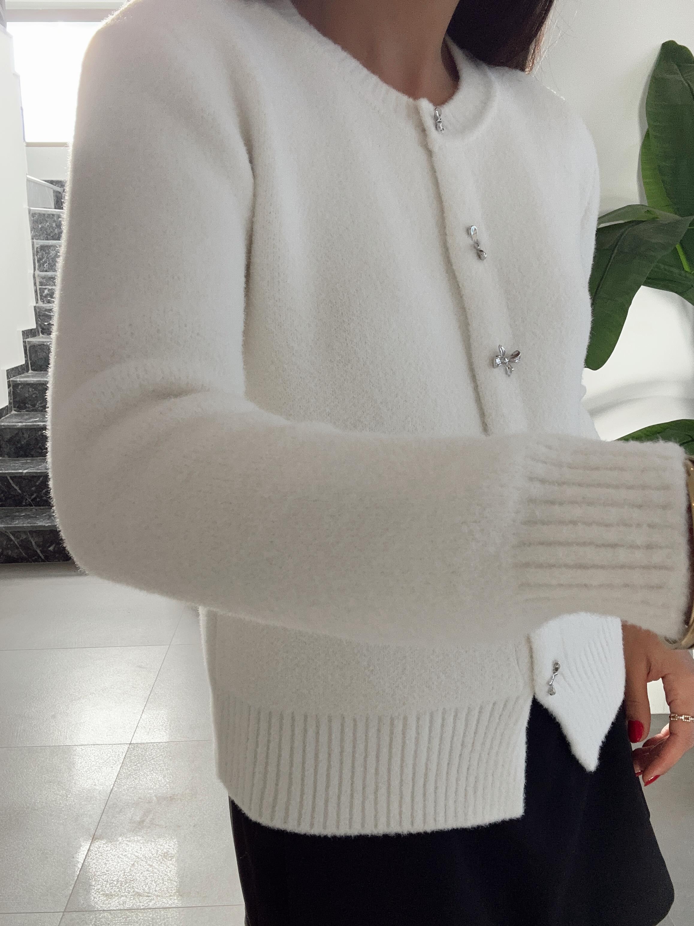 M-D Beyaz Fiyonk Düğme Detaylı Hırka