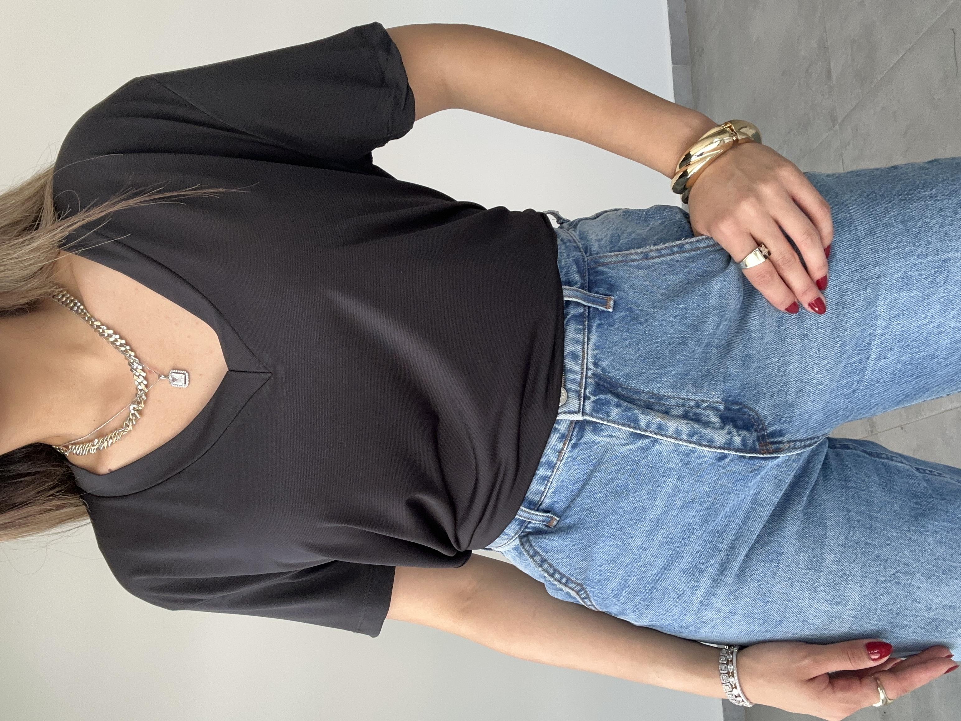 M-D Siyah V Yaka Tişört