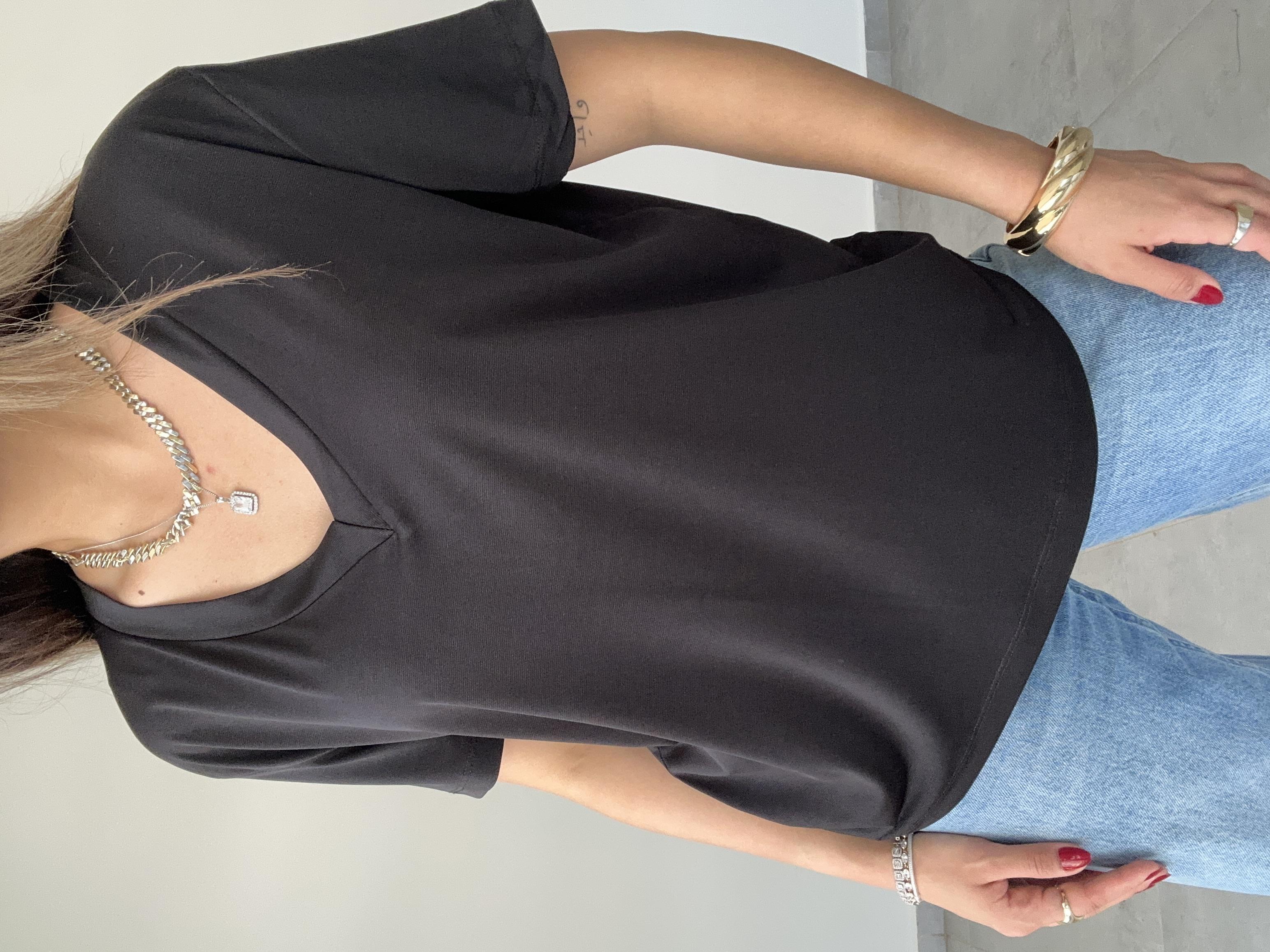 M-D Siyah V Yaka Tişört