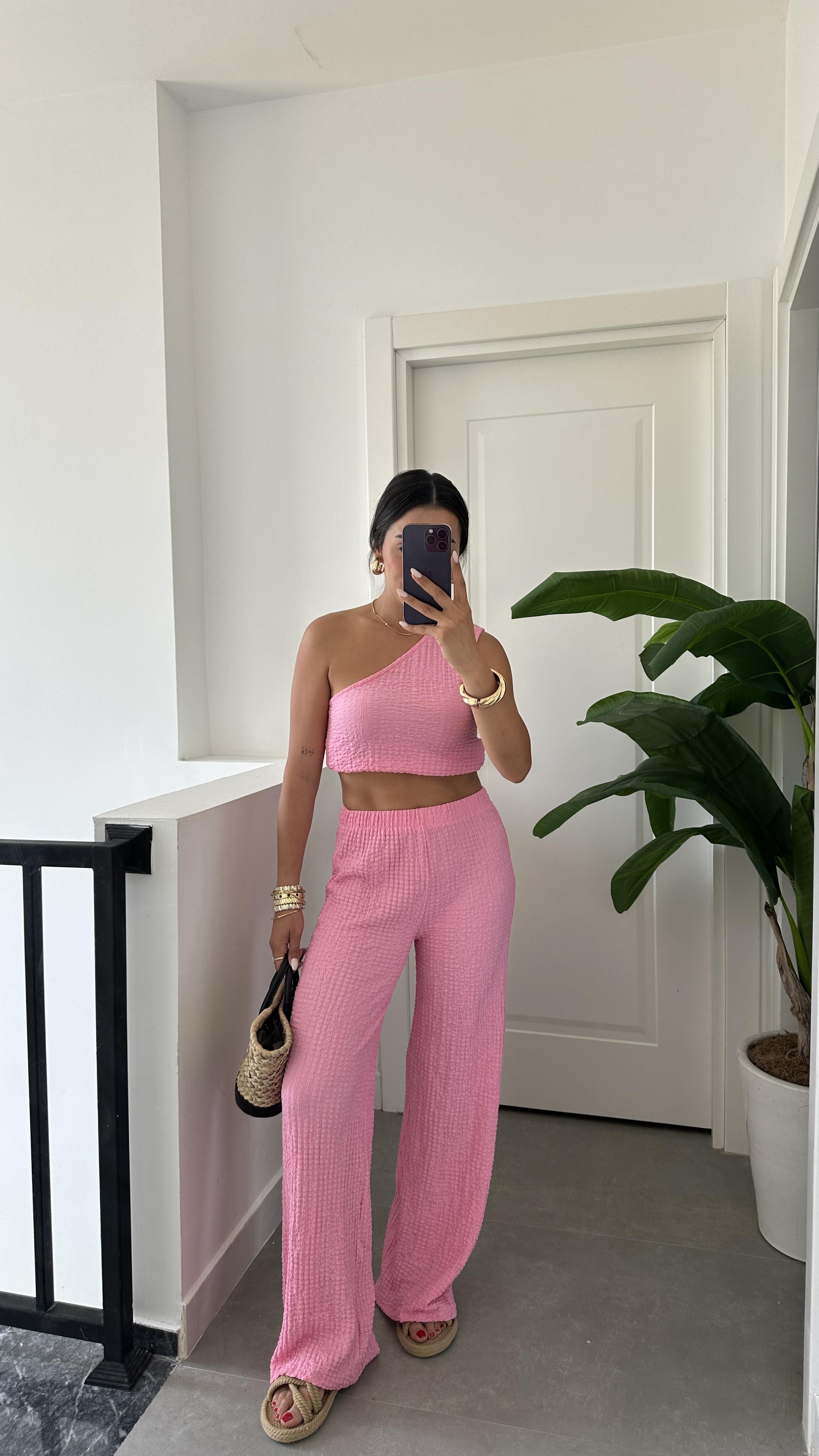 Pembe Krinkıl Tek Omuz Askılı Pantolon Takım