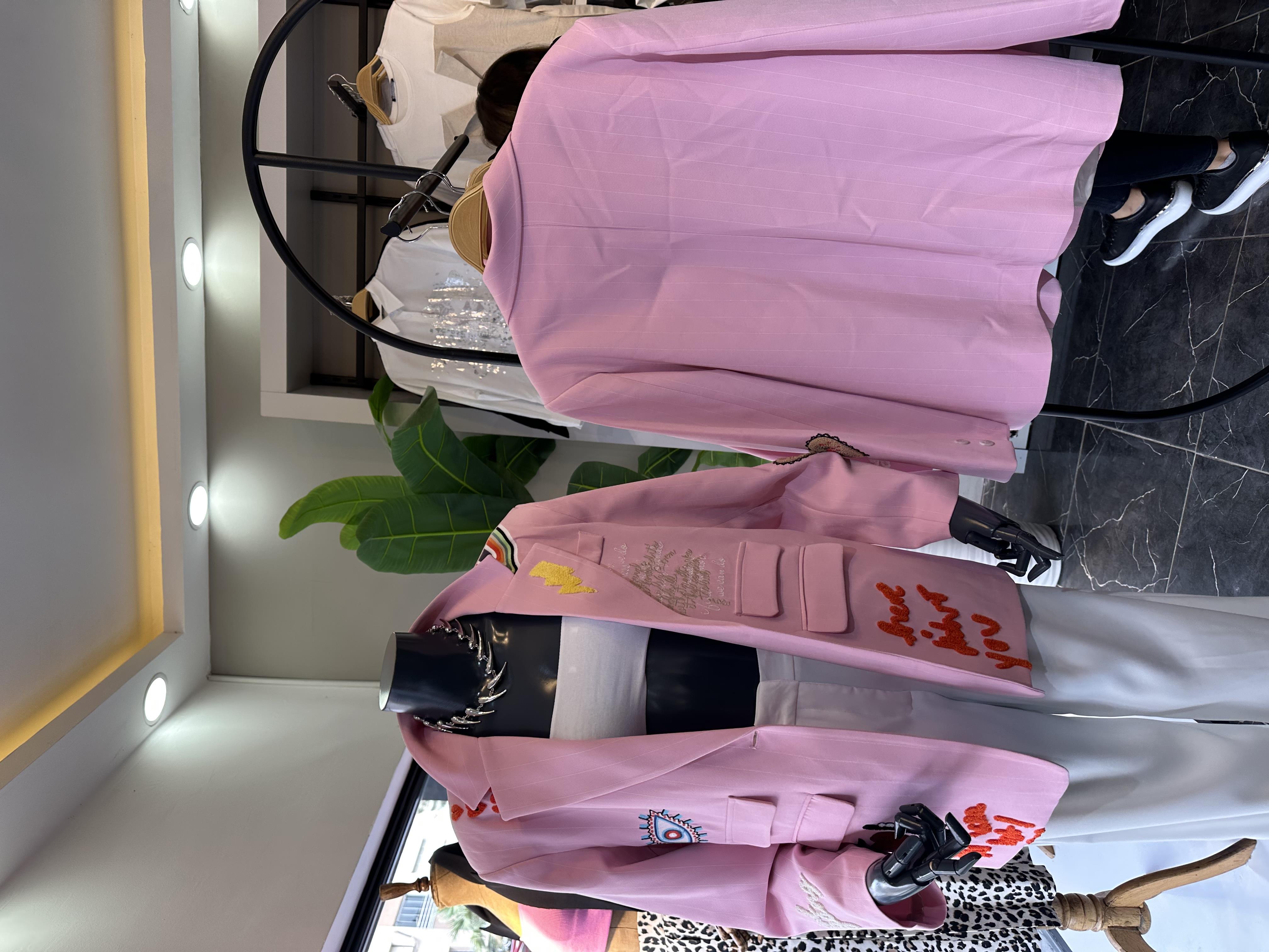 Pembe Tasarım İşlemeli Blazer