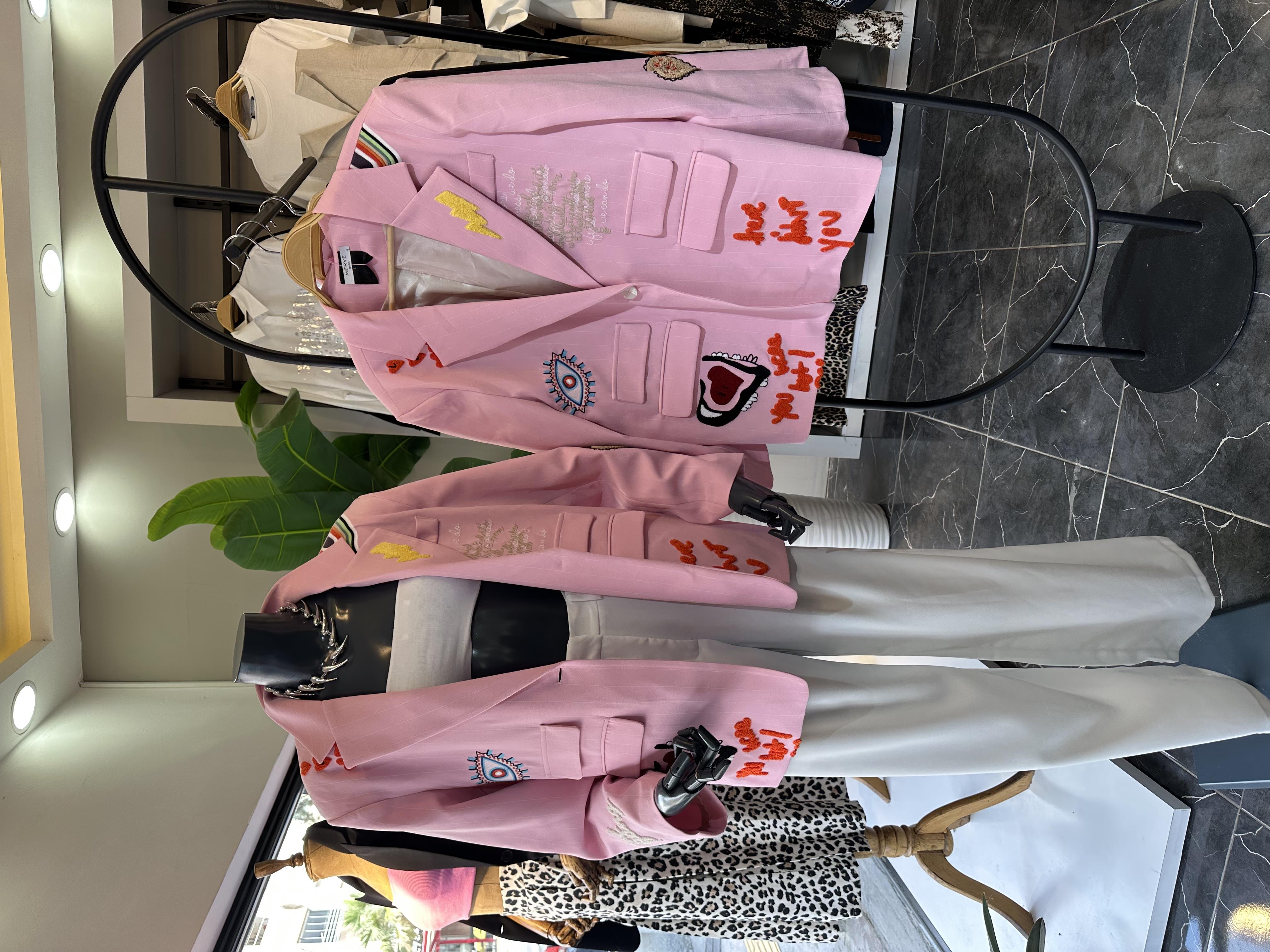 Pembe Tasarım İşlemeli Blazer