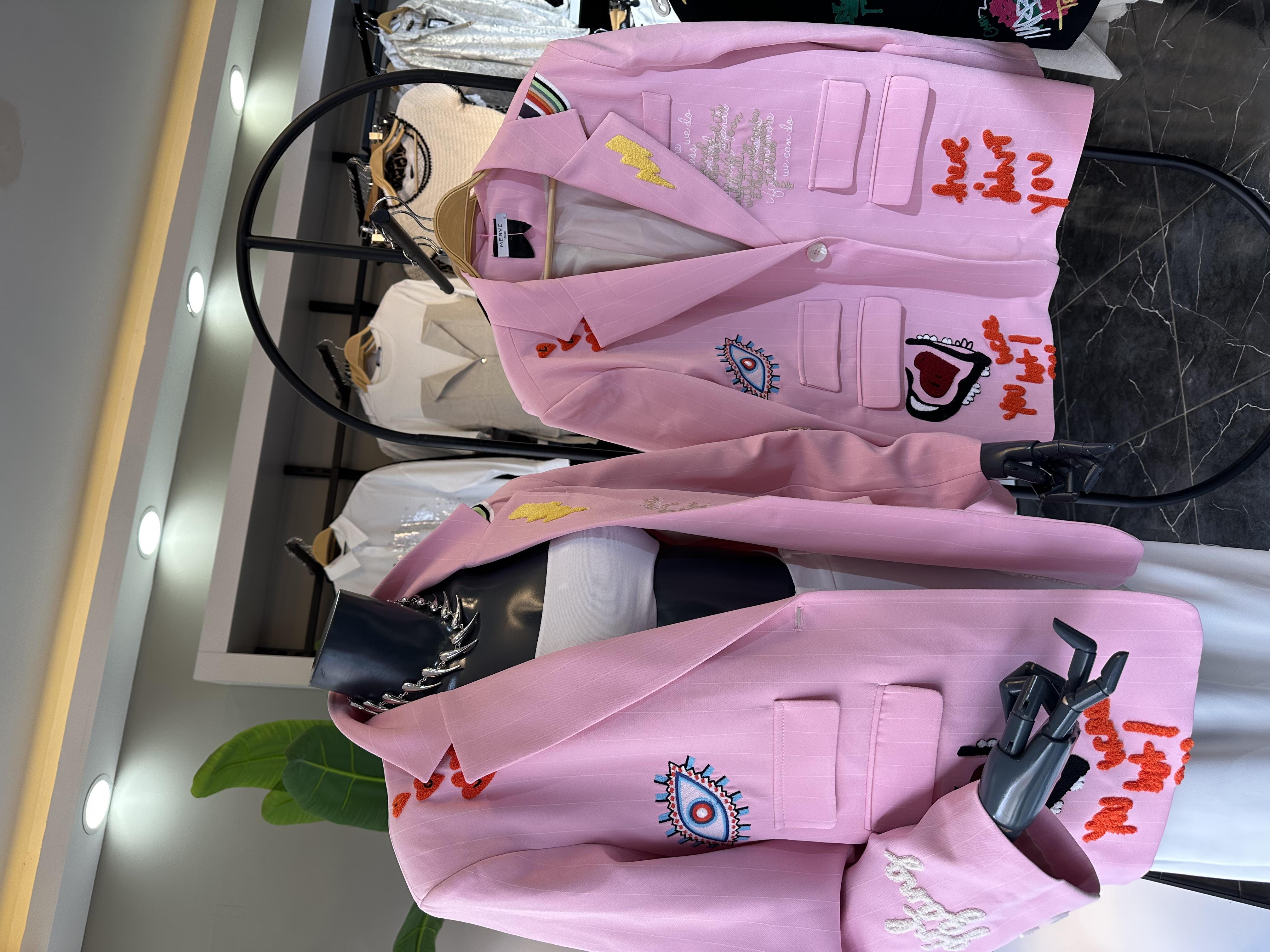 Pembe Tasarım İşlemeli Blazer