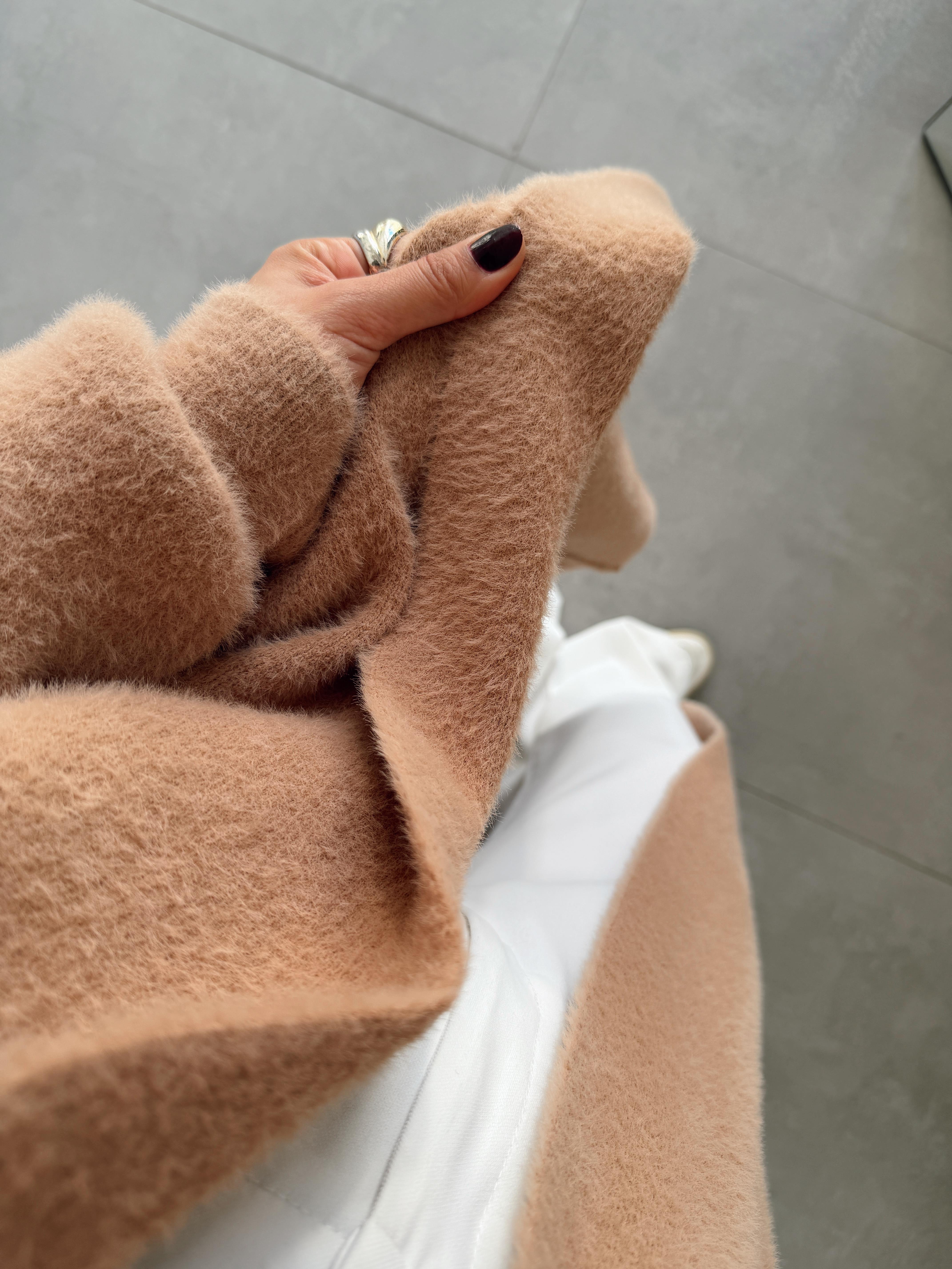 Sakallı Açık Vizon Uzun Kol Triko Hırka