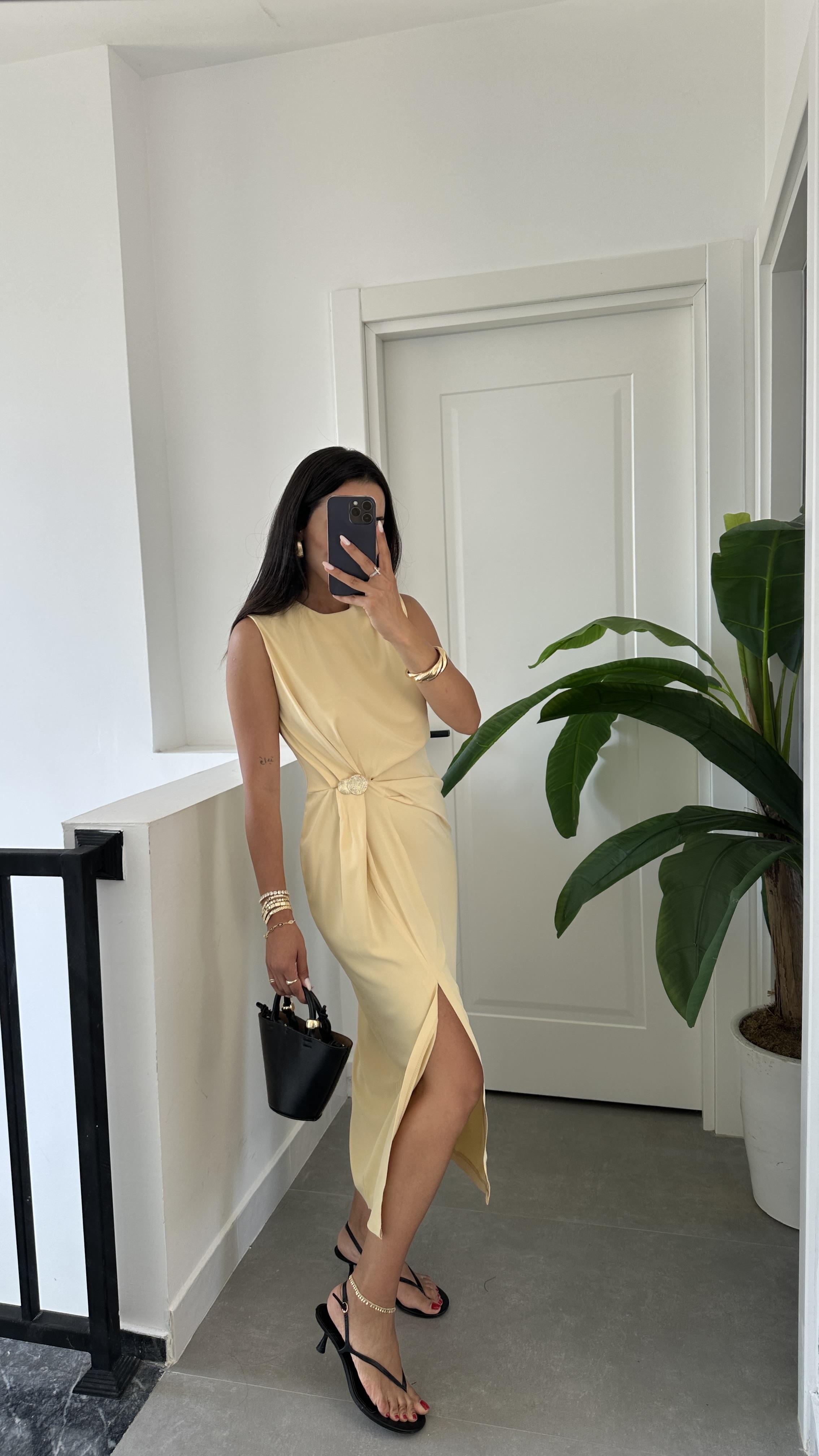 Sarı Belden Düğmeli Elbise